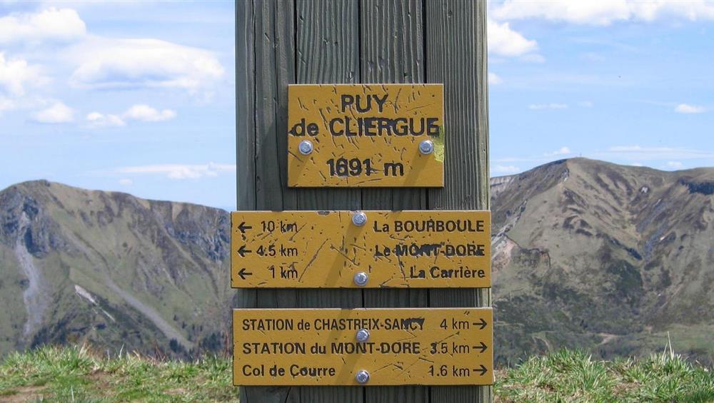 Super Besse - Panneau des chemins de randonees au Mont dore