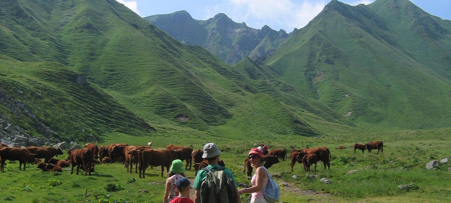Super Besse - Famille de randonneurs dans les estives du Sancy