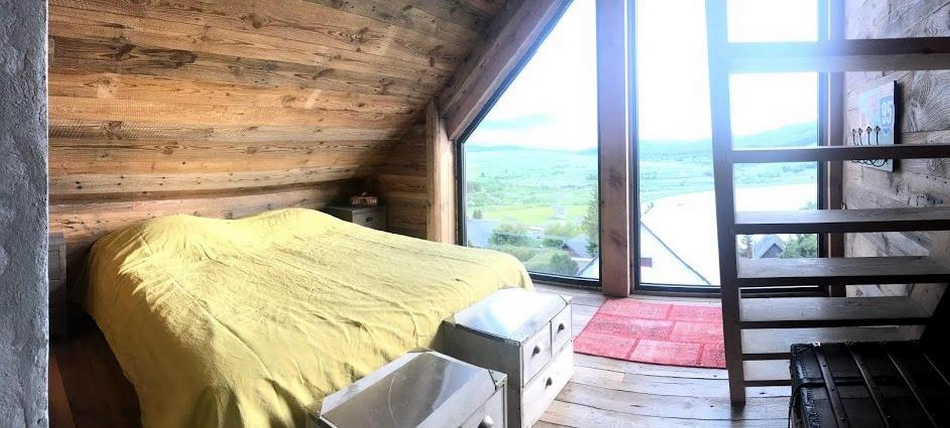 Chalet Super Besse - Chambre Quatruple avec vue sur le Lac des Hermines et les pistes de la Station de Super Besse