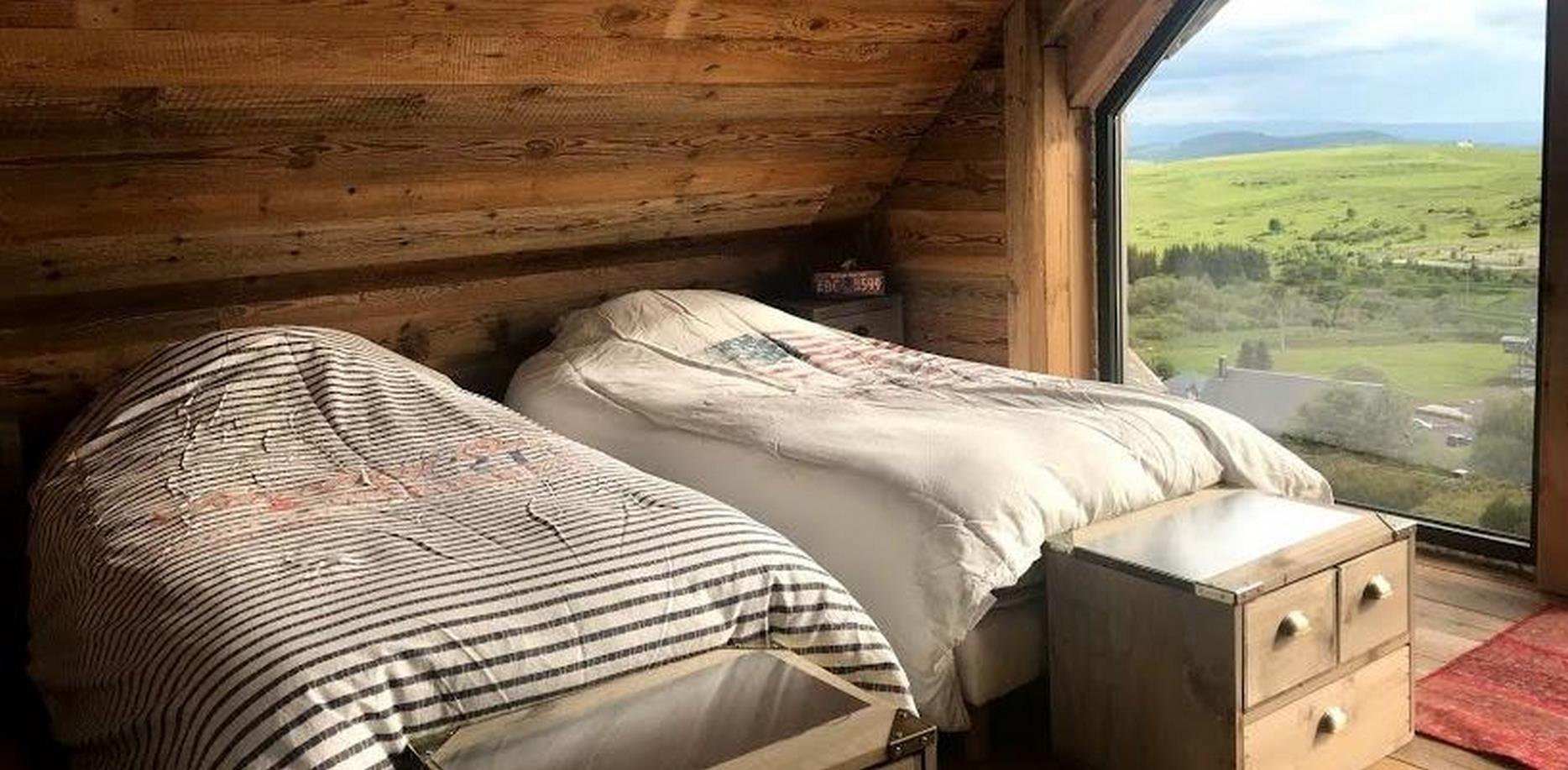 Location Chalet Super Besse - Chambre Quadruple avec magnifique vue sur le Lac des Hermines et la Station de Super Besse