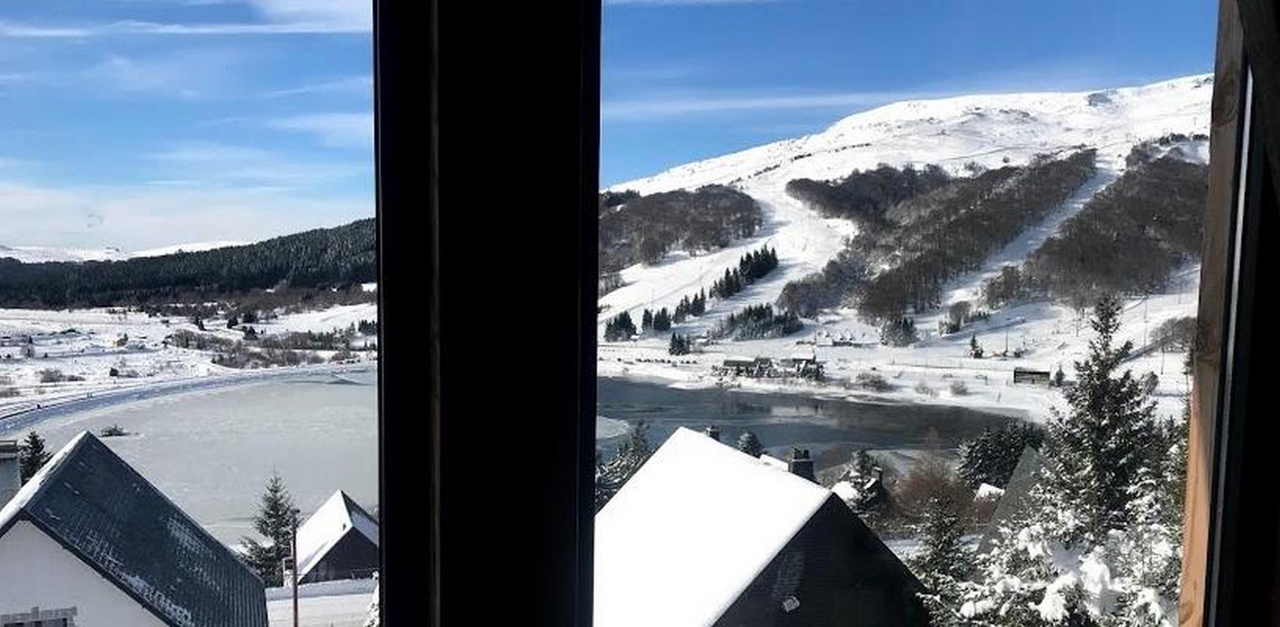 Gite Super Besse - chambre 1/4 personnes avec magnifique vue sur le Parc Naturel du Sancy a Super Besse