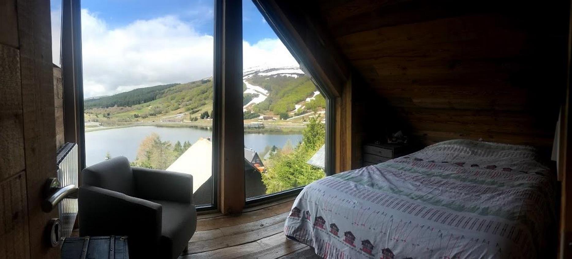 Super Besse Gite - chambre Double en vieux bois a Super besse