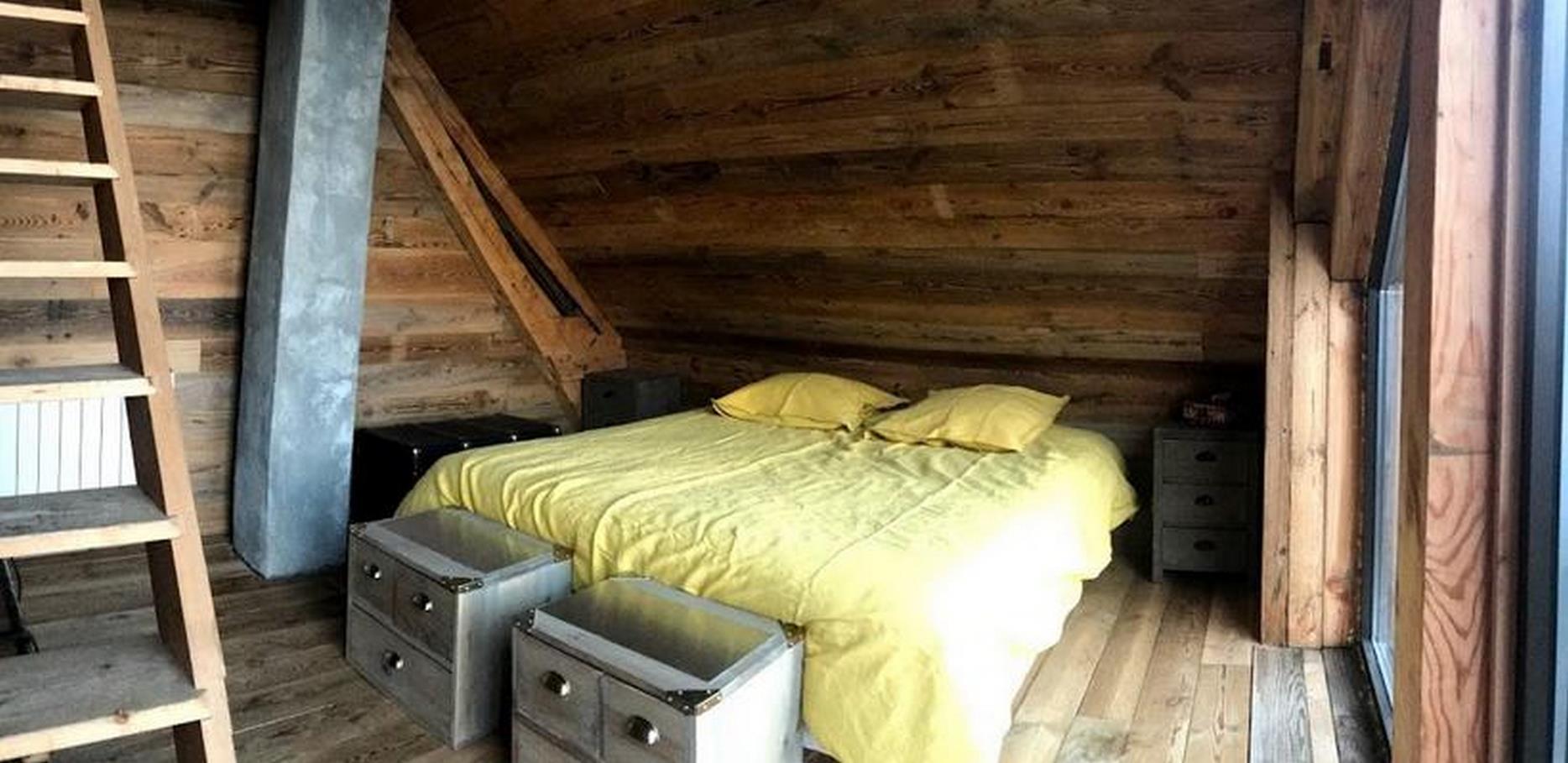 Super Besse Chalet vieux bois - chambre 1/2 personnes en configuration lit King Size a Super Besse