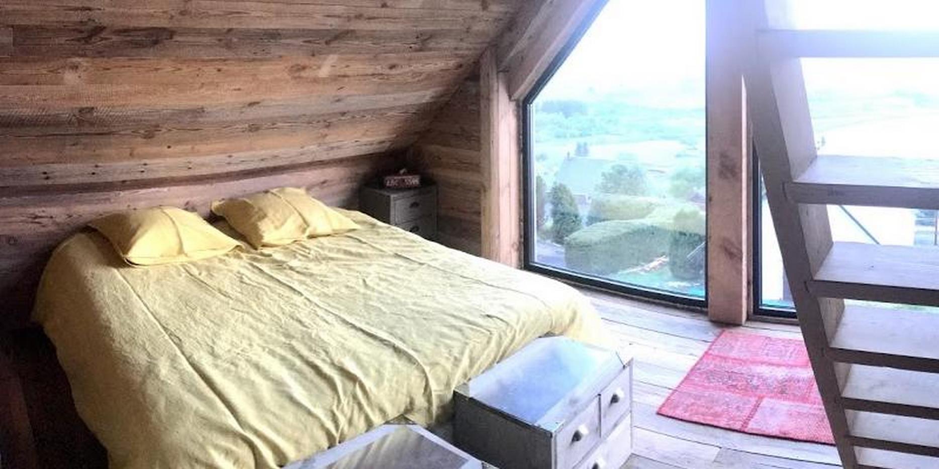 Chalet Super Besse location, chambre quadruple avec vue sur le lac des Hermines