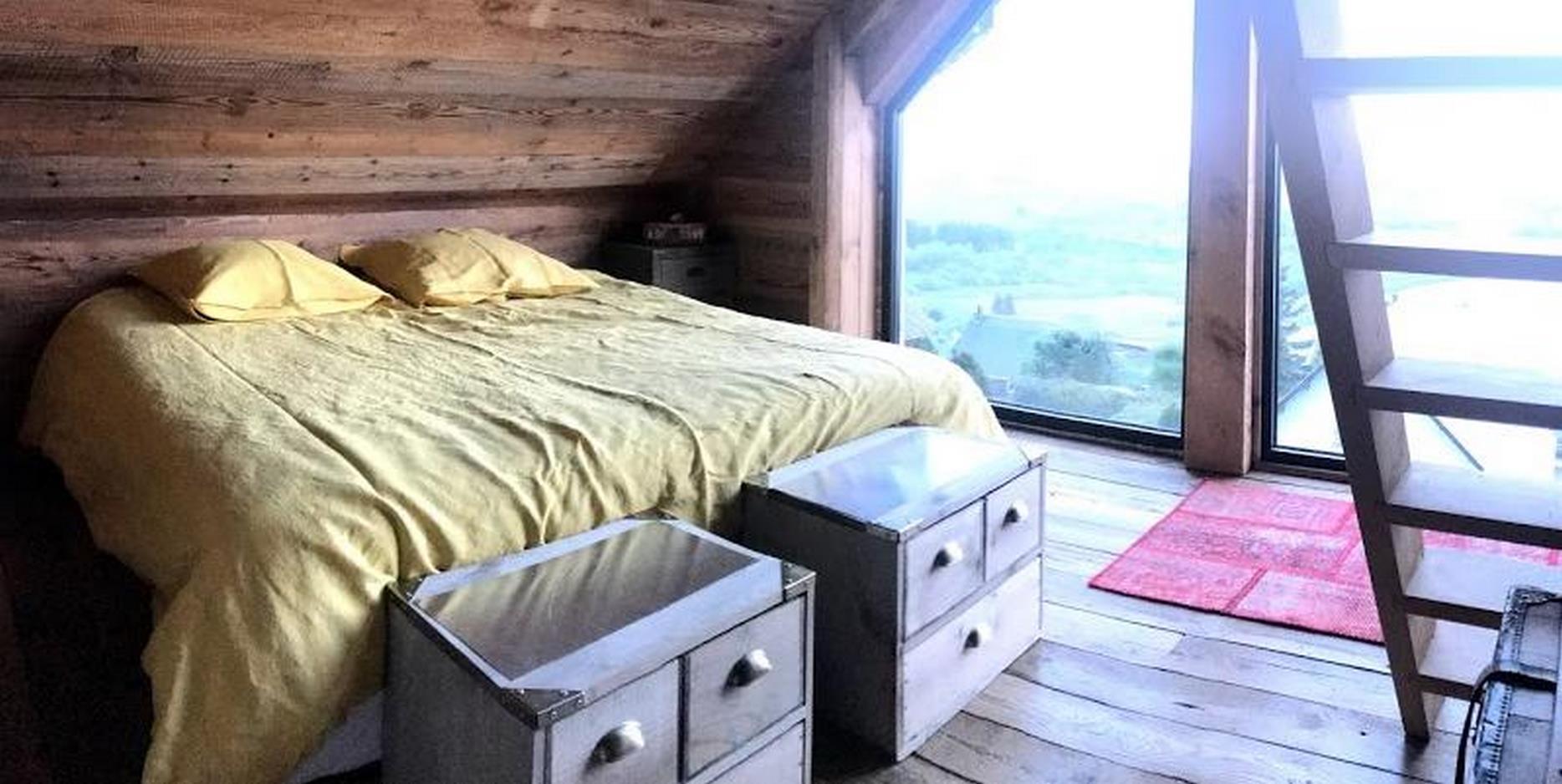 Chalet Super Besse location, chambre quadruple avec vue sur le lac des Hermines