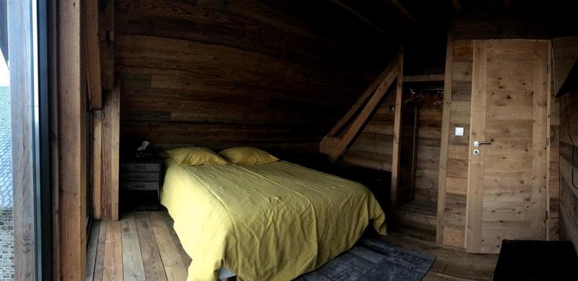 Gîte Super Besse - chambre Double avec Lit King size, wifi, television, et vue à super besse