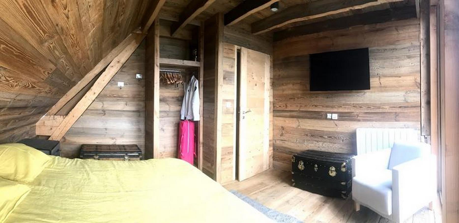 Chalet a Louer super Besse - Chambre 1/2 personne avec lit 160, wifi, television et vue sur les Monts Du Cantal