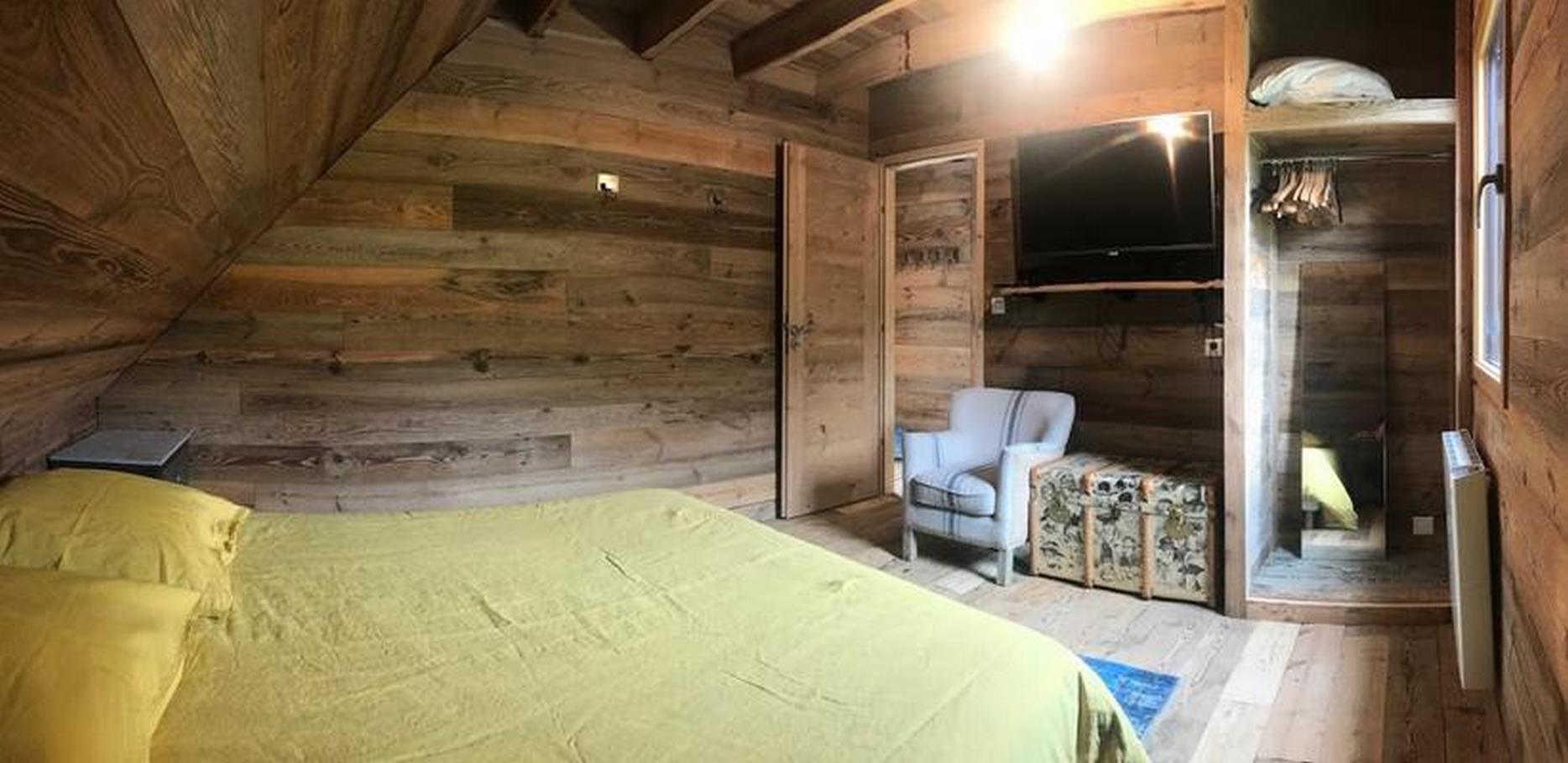 location chalet Super Besse - decoration Vieux bois dans grande chambre double