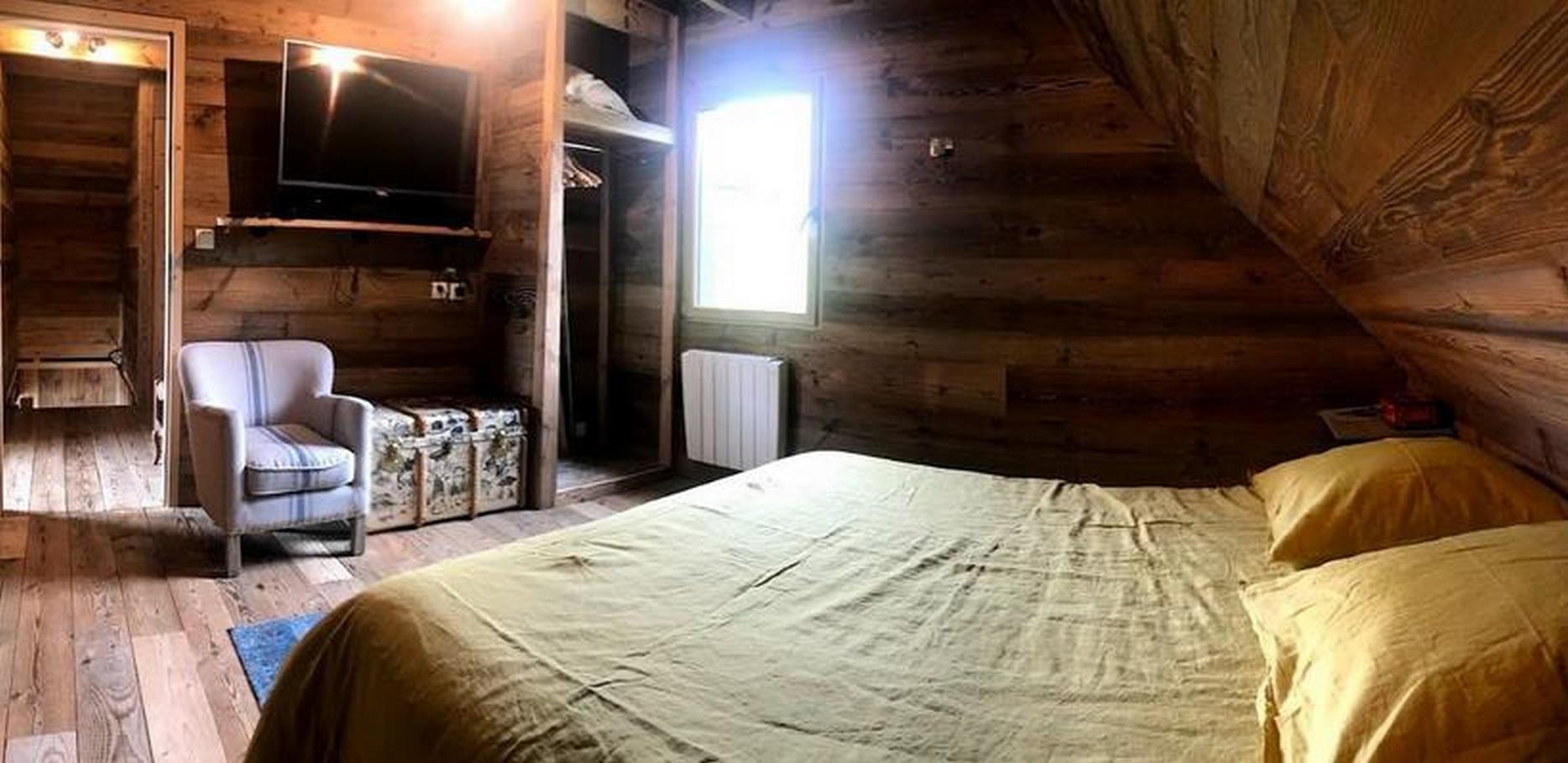 Location Gite super Besse - chambre Double et decoration vieux bois