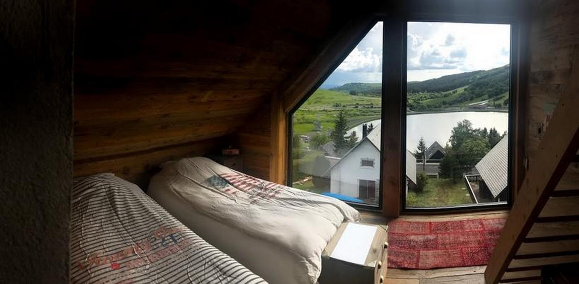 Location Chalet Super Besse , chambre pour 4 personnes avec mezzanine et magnifique vue sur Les Monts du cantal