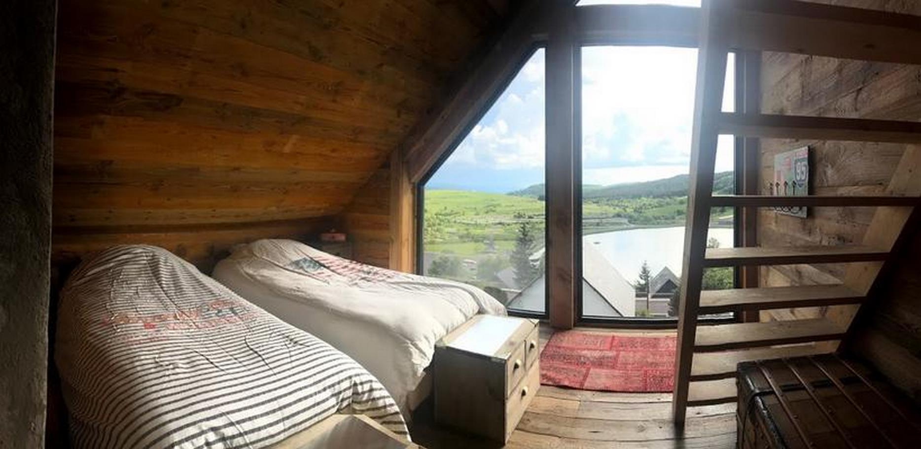 gite Super Besse - Chambre Double avec Lit King Size, wifi, ecran plat, barre de son a Super Besse