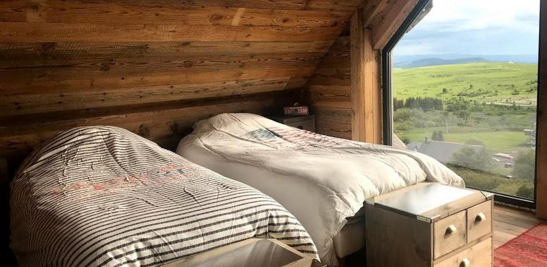 Chalet Super Besse - chambre quadruple et decoration vieux bois
