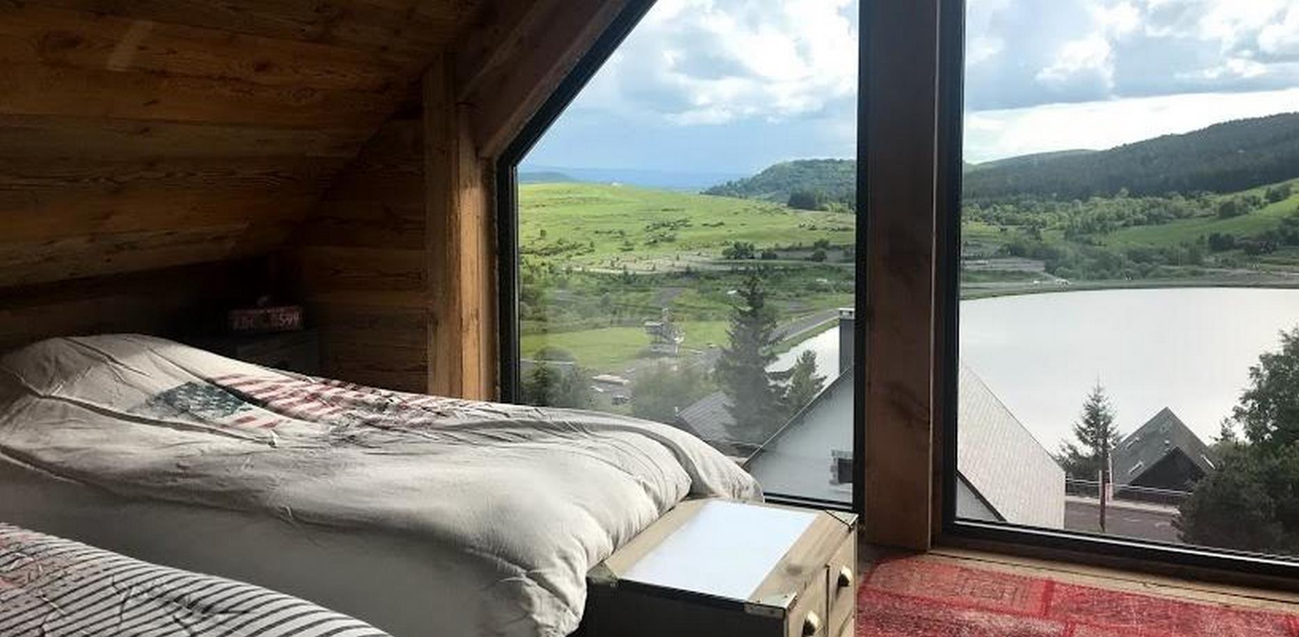 Chalet a louer a super besse - chambres 1/4 personnes avec vue sur le lac des Hermines
