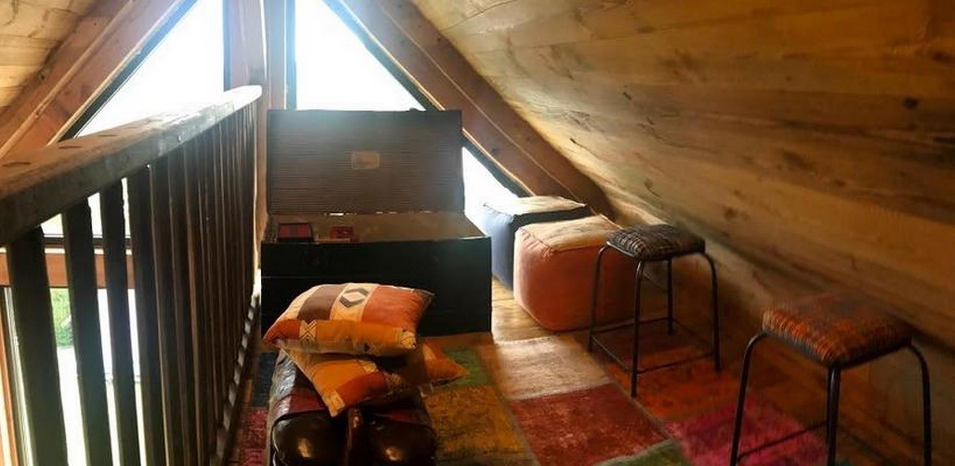 Location gite Super Besse - salle de jeux pour les enfants avec vue sur le lac des Hermines