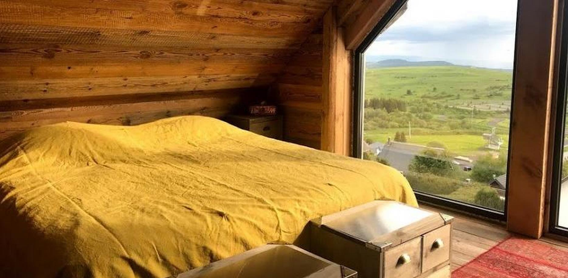 Location chalet Super besse - Chambre  1/4 personnes avec magnifique vue sur les Monts du Cantal