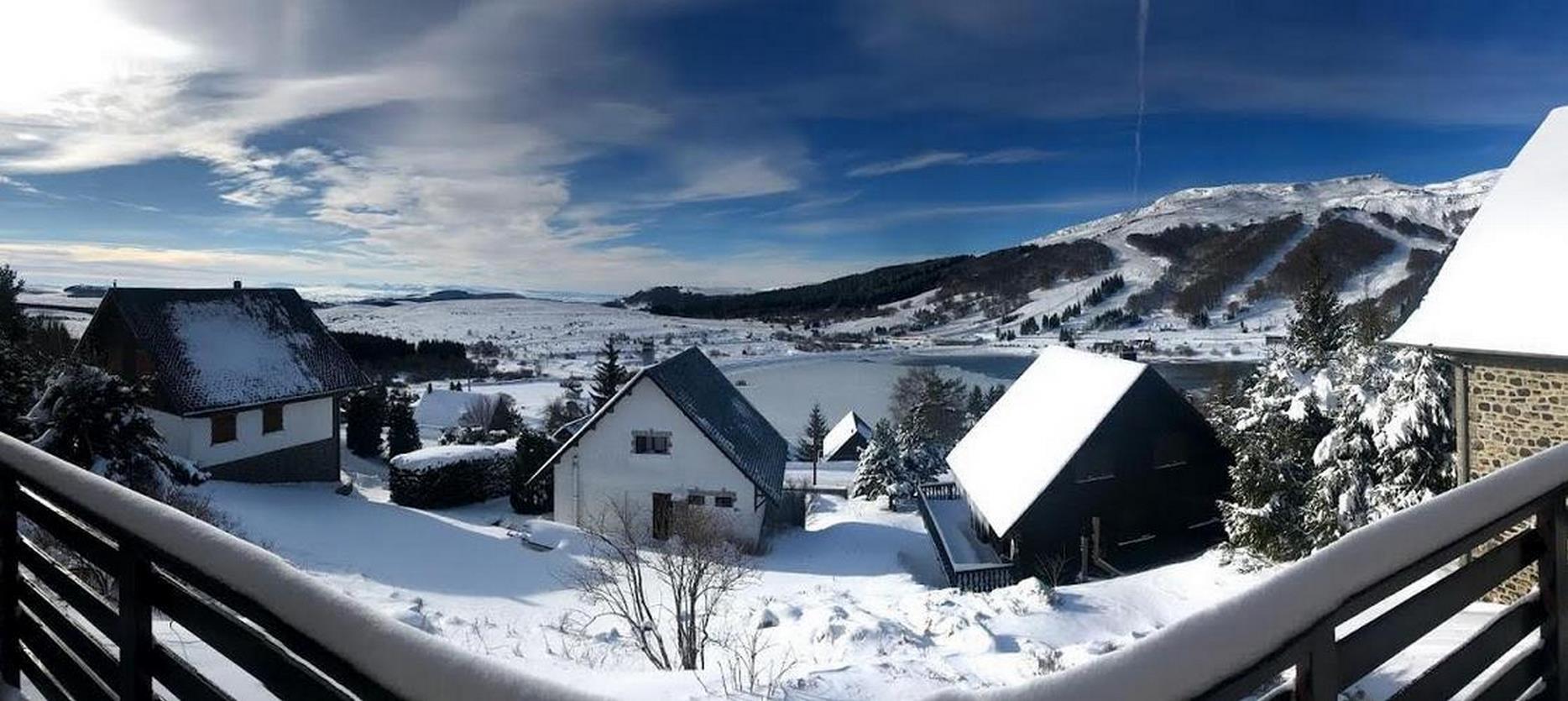 Gite super Besse, magnifique vue du balcon du gite sur Les Monts du cantal