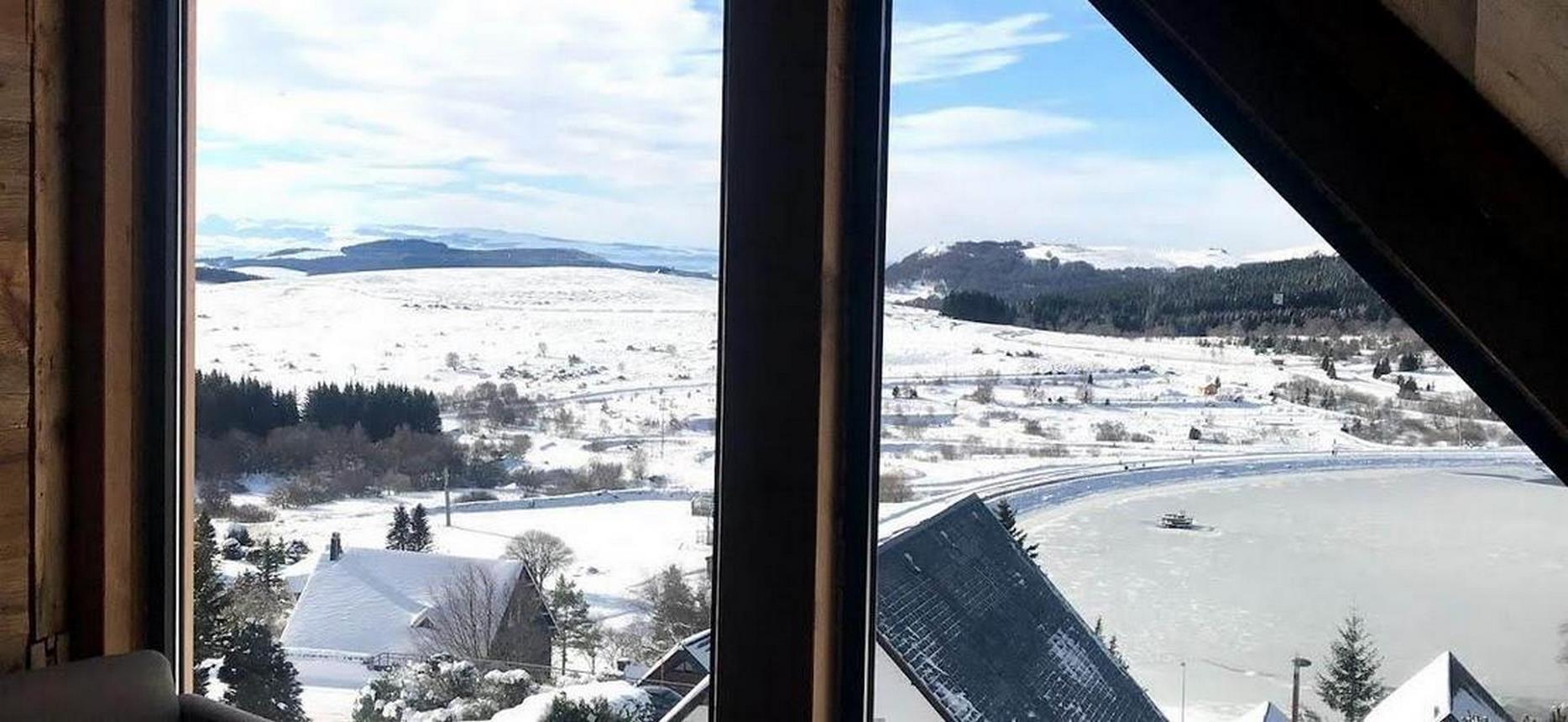 Gite Super Besse - chambre double avec vue exceptionnelle sur le Lac des hermines sous la neige