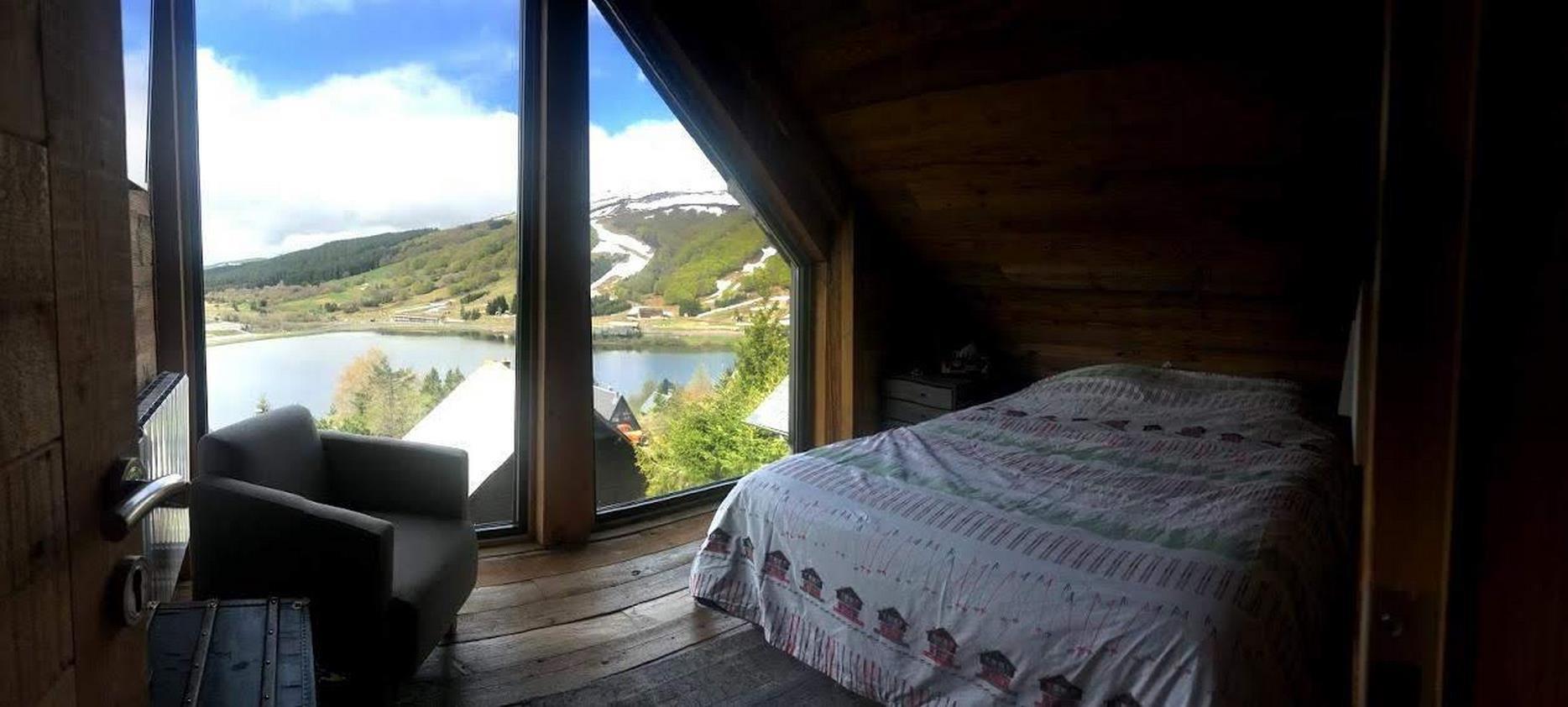 Gite Super Besse - chambre avec lit King Size, ecran plat, wifi, Barre de son et magnifique vue