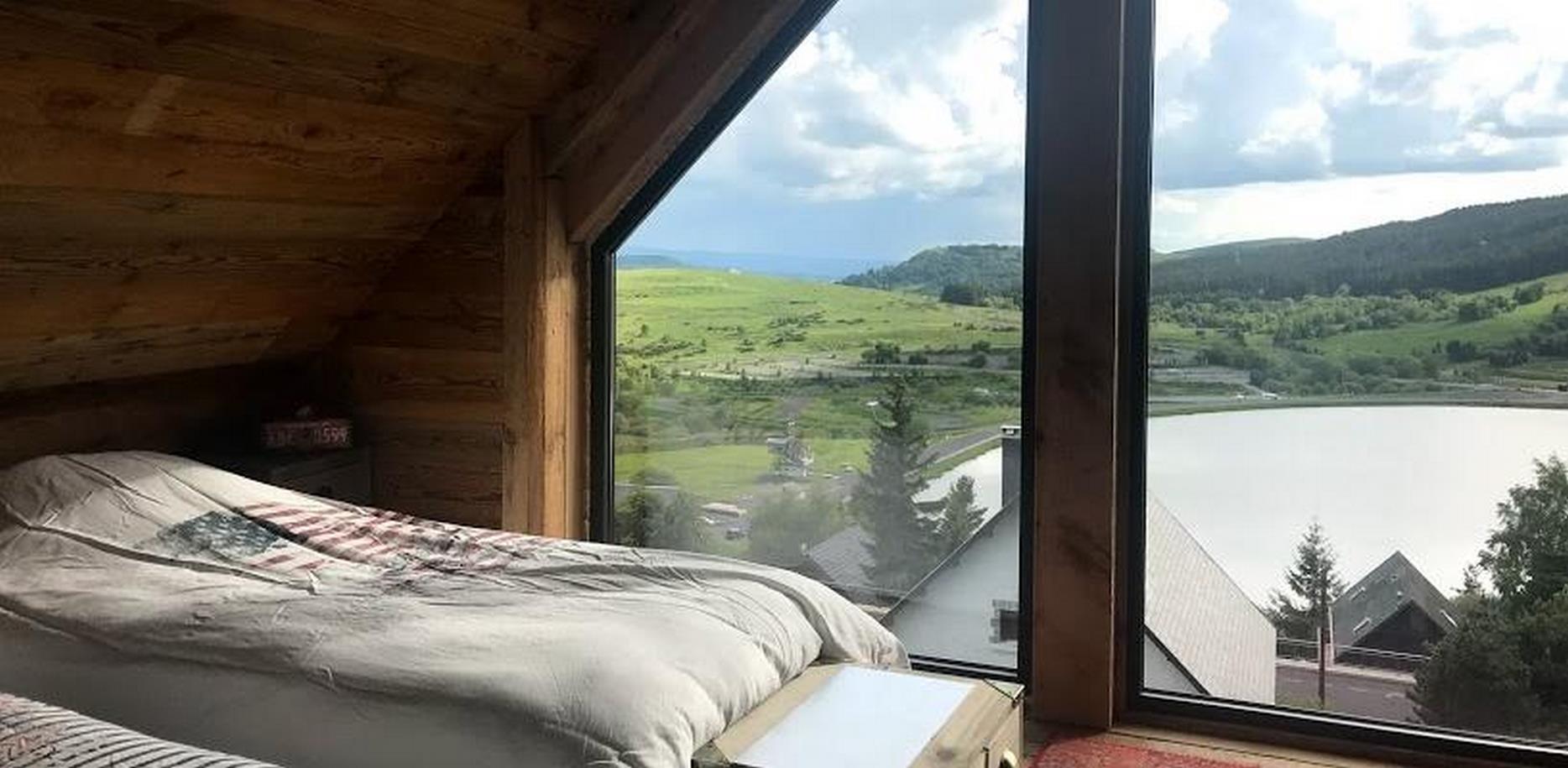 Chalet Cascade a Super Besse - Chambre avec vue imprenable sur le Lac des Hermines