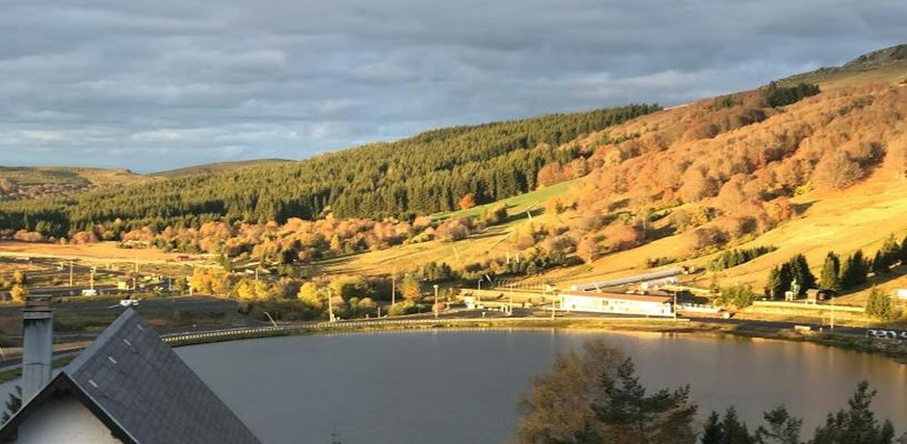 Chalet avec belle vue sur le Lac des Hermines en automne