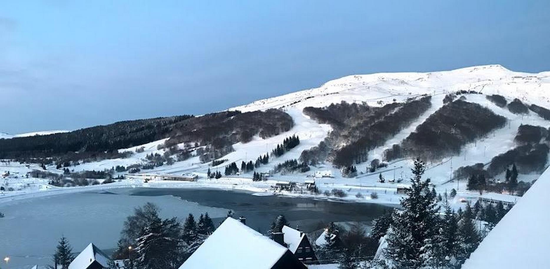 Chalet avec belle vue sur le Lac des Hermines sous la neige en hiver