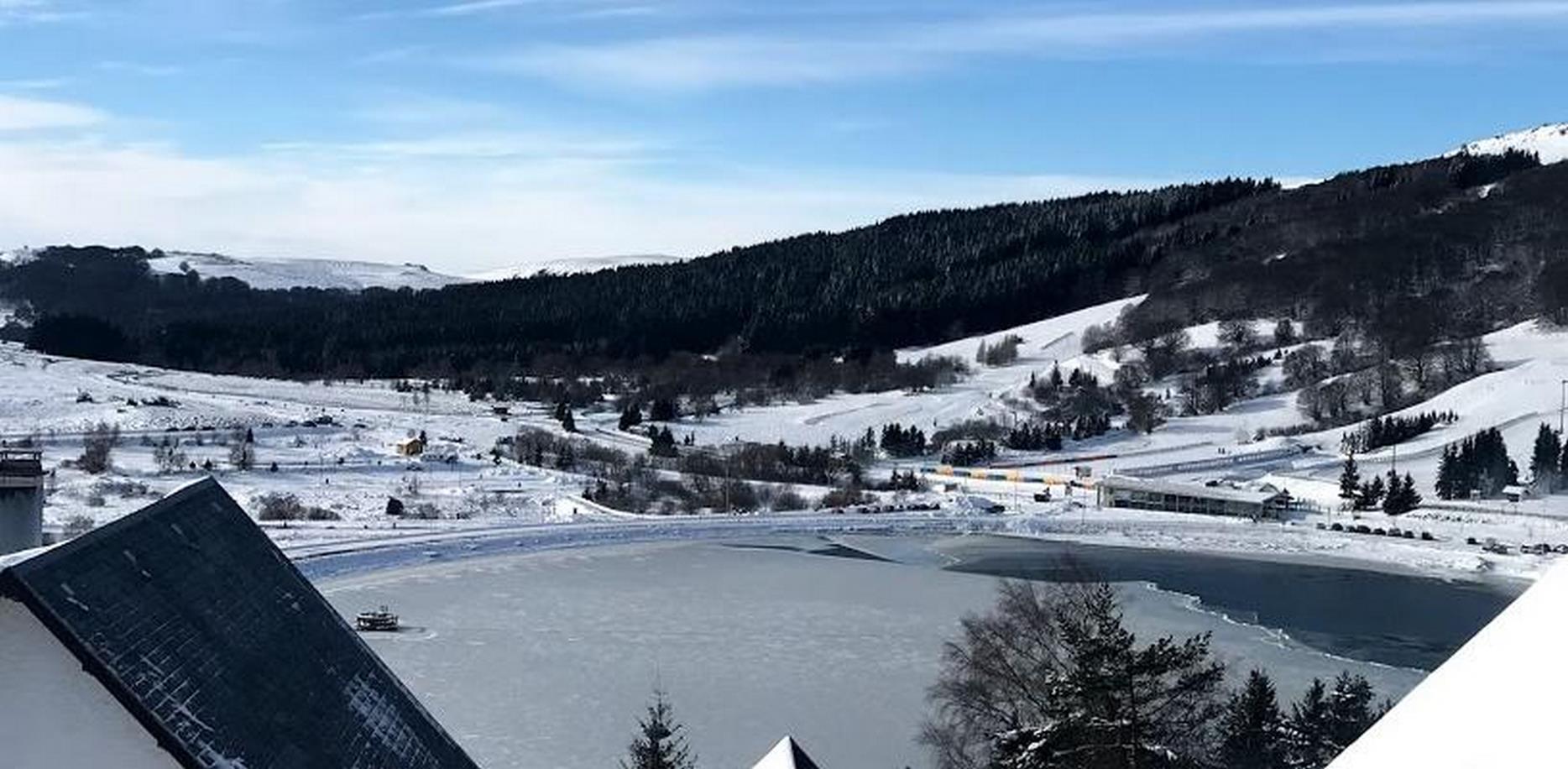 Chalet et chambre quadruple avec belle vue sur le Lac des Hermines a Super Besse