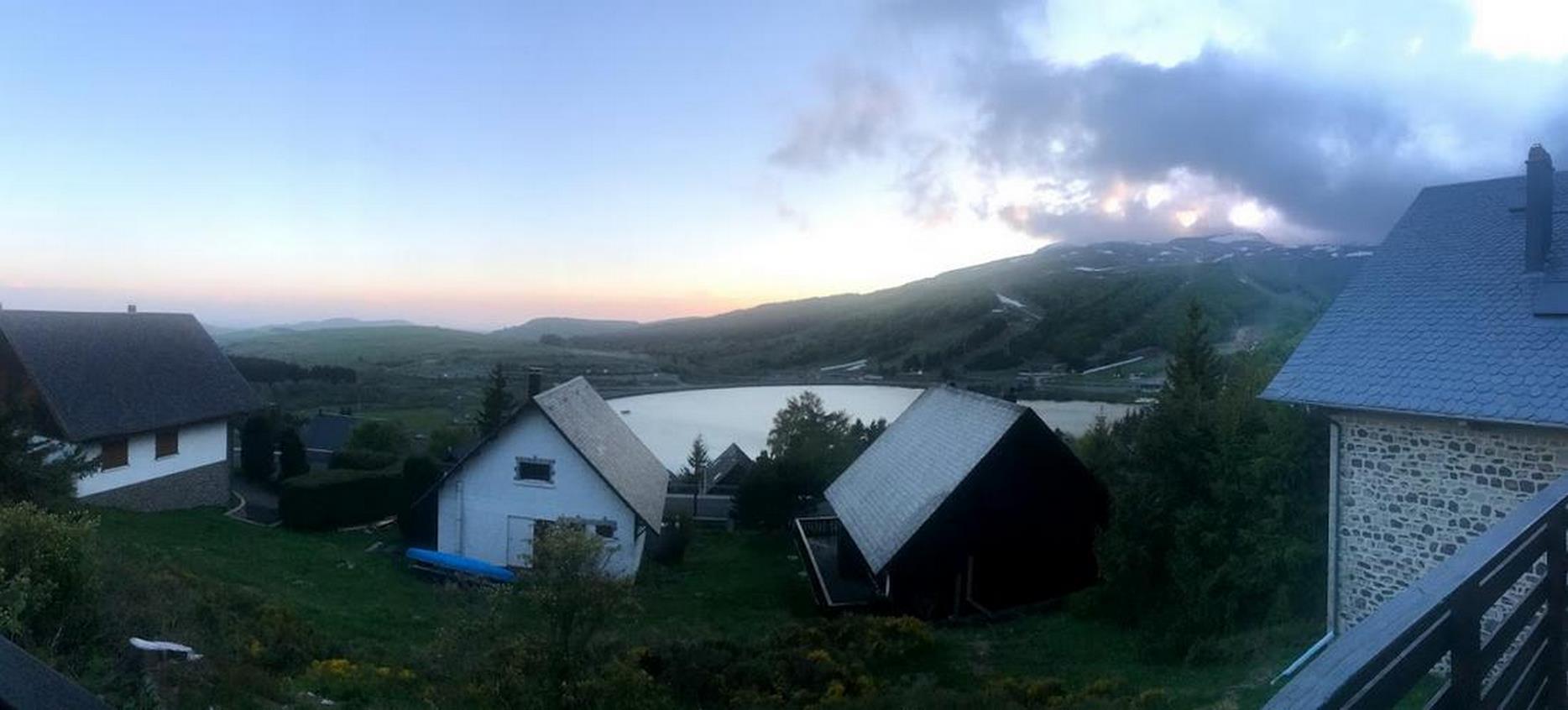 Panorama sur le Lac des Hermines a Super Besse