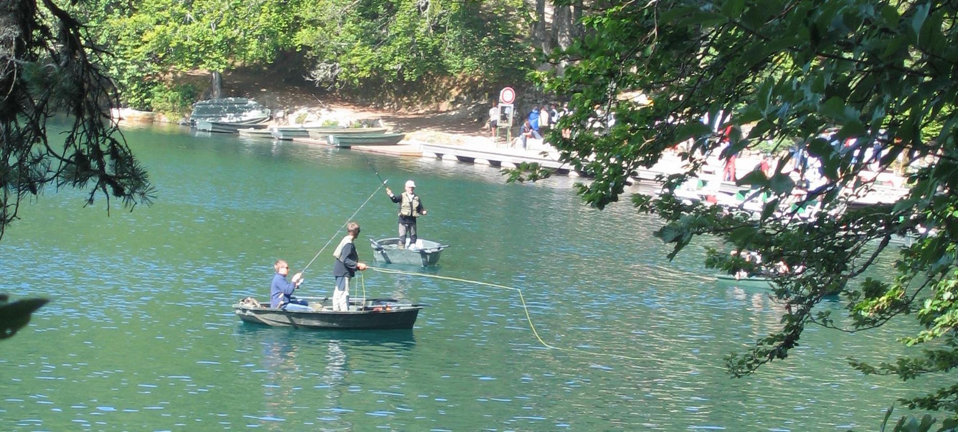 Chalet Cascade à Super Besse- Pêche à la ligne sur le lac
