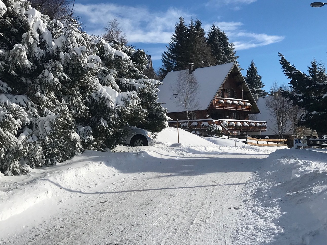 Chalet Cascade à Super Besse - le parking du chalet