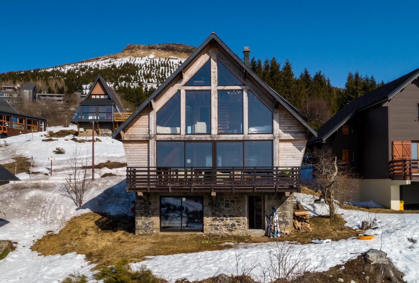 Chalet Super Besse - Facade Ouest du chalet à super besse