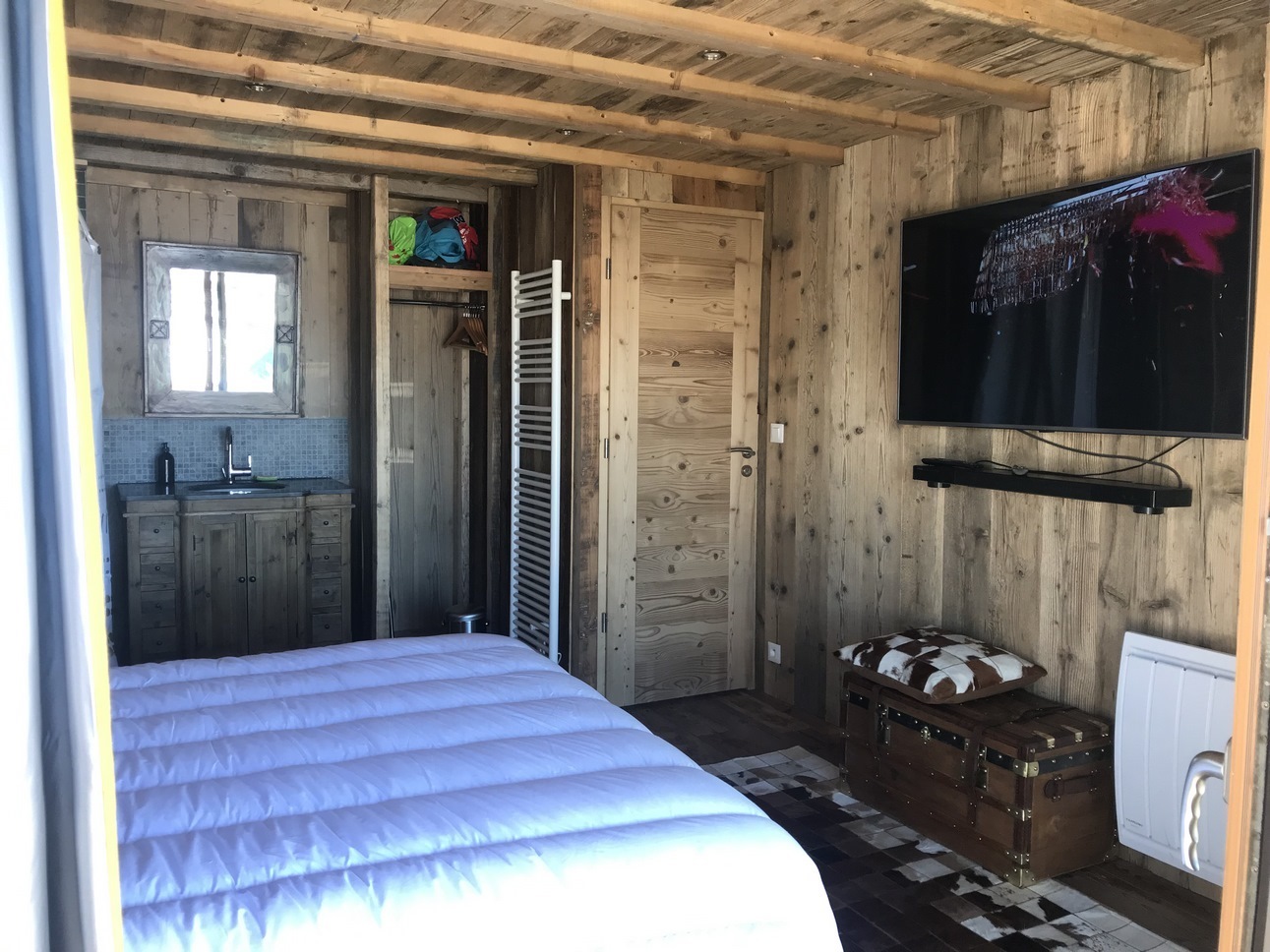 Chalet Super Besse - chambre Double, decoration Vieux Bois en Rez de Jardin