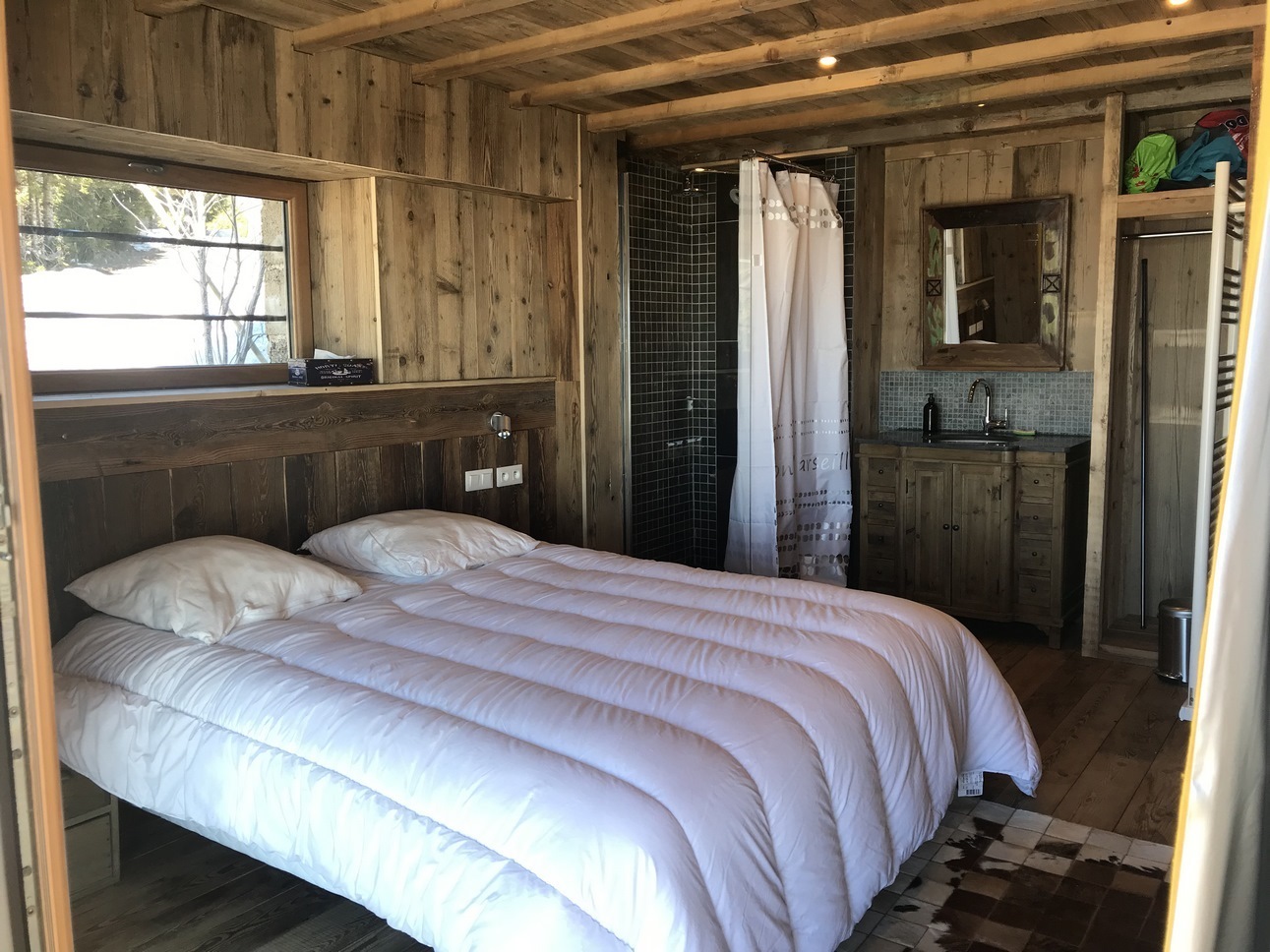 Chalet Super Besse - chambre Double, decoration Vieux Bois en Rez de Jardin