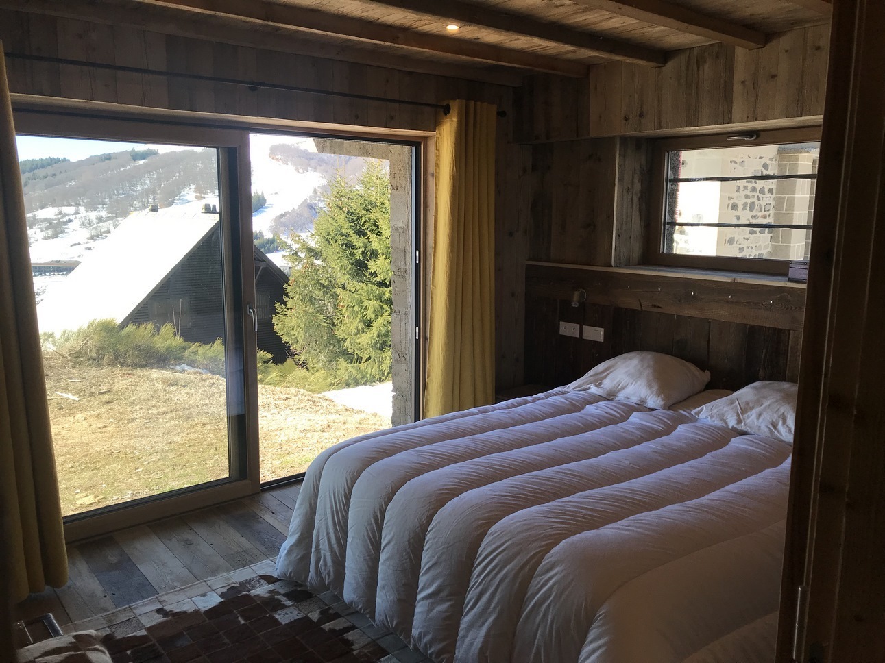 Chalet Super Besse - chambre Double, decoration Vieux Bois en Rez de Jardin et vue sur les pistes