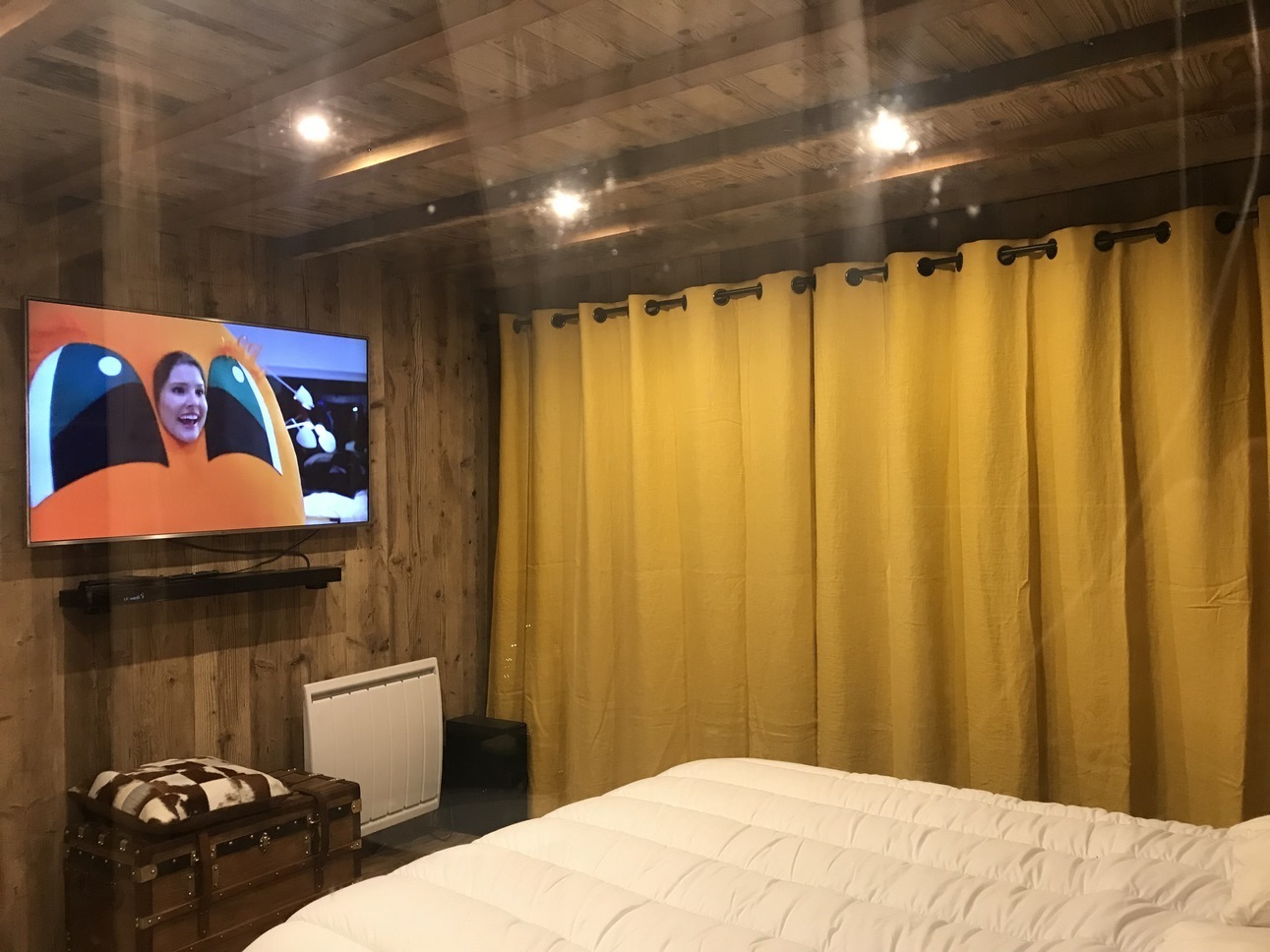 Chalet Super Besse - chambre Double, decoration Vieux Bois en Rez de Jardin