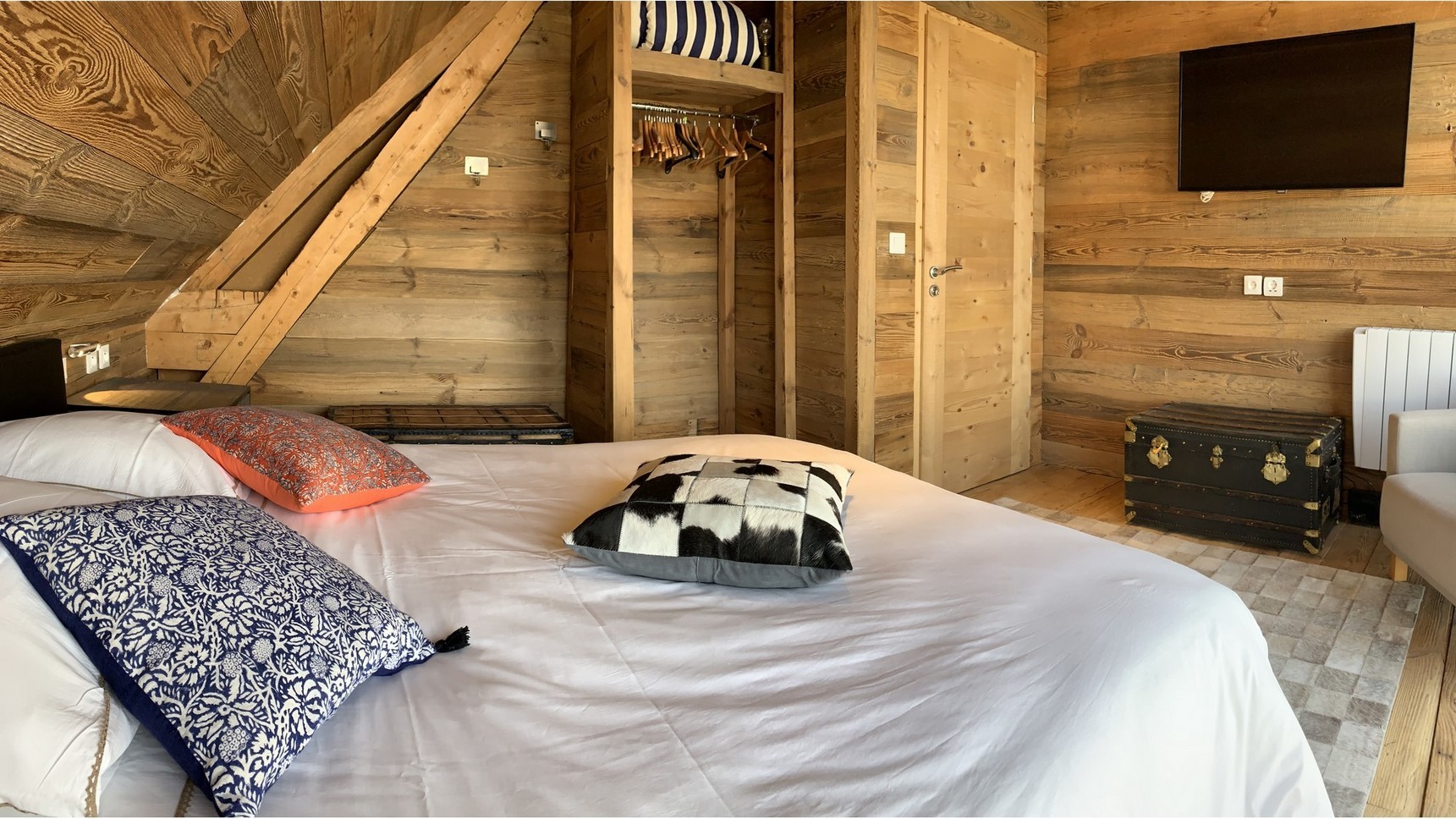 lit king size 1 ou 2 personnes, rangement et ecran Wifi