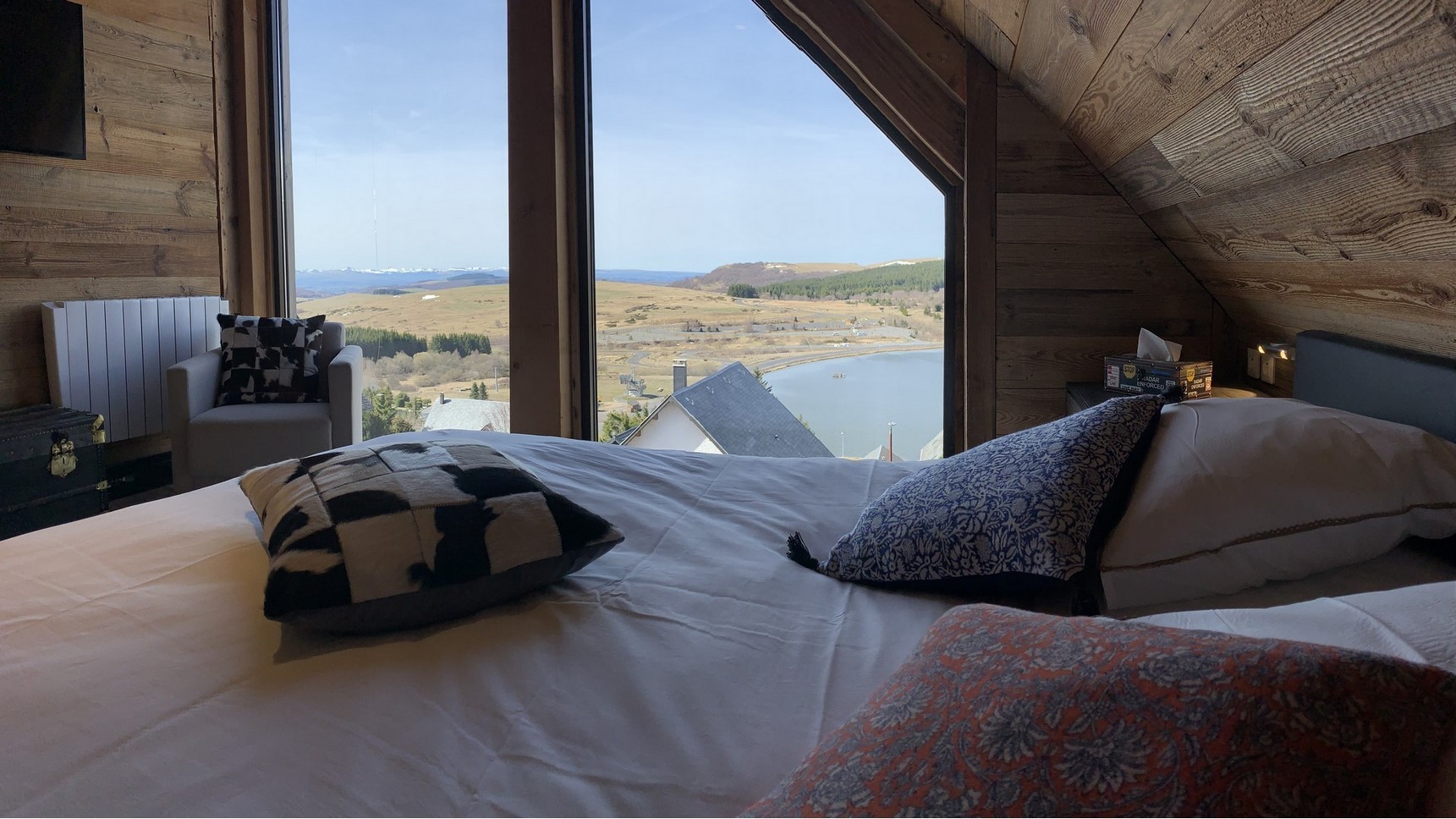 lit king size 1 ou 2 personnes, vue sur les monts du cantal
