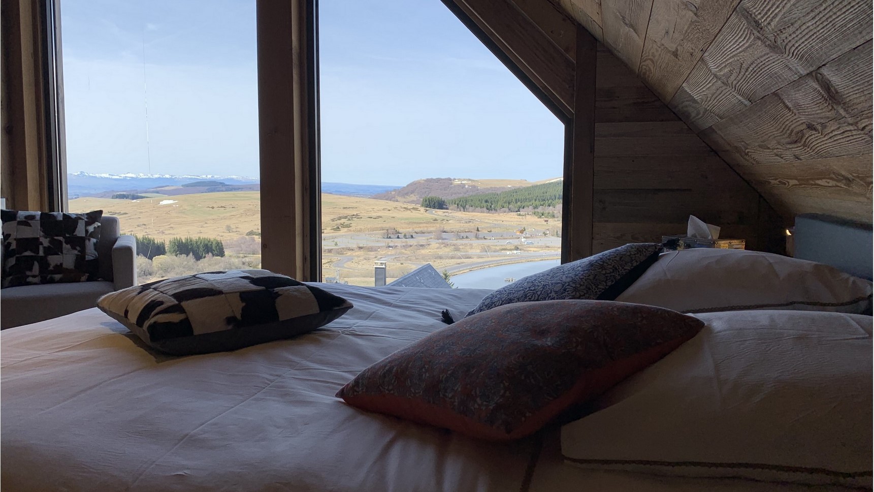 lit king size 1 ou 2 personnes, magnifique vue sur les monts du cantal