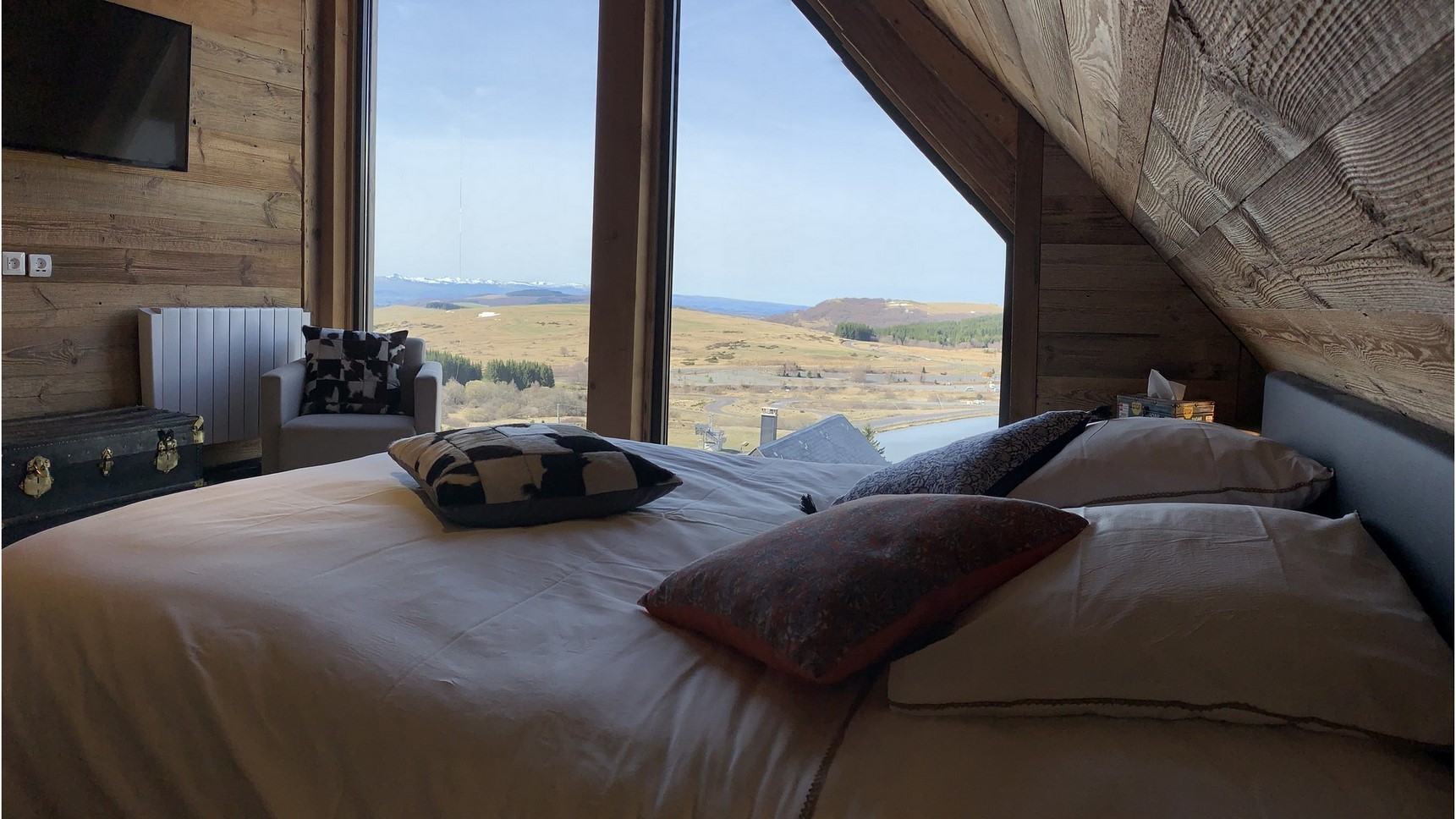 lit king size 1 ou 2 personnes, magnifique vue sur les monts du cantal