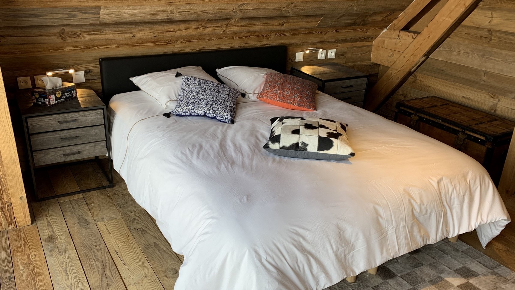 lit king size 1 ou 2 personnes, Chevets, tapis de peau de vache