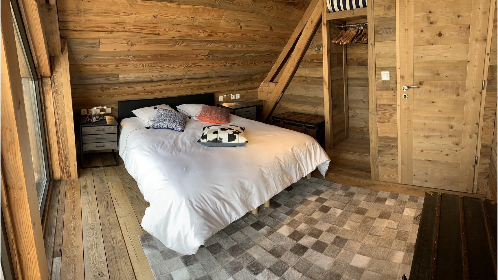 lit king size 1 ou 2 personnes, Chevets, tapis de peau de vache