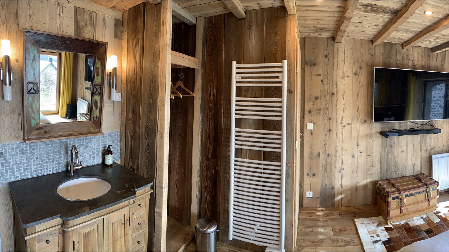 lit king size 1 ou 2 personnes, Chevets, salle de bain et douche intégrée
