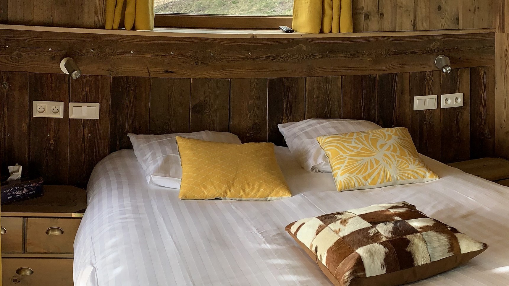 chambre La Cascade,  lit king size 1 ou 2 personnes, Magnifique tête de Lit
