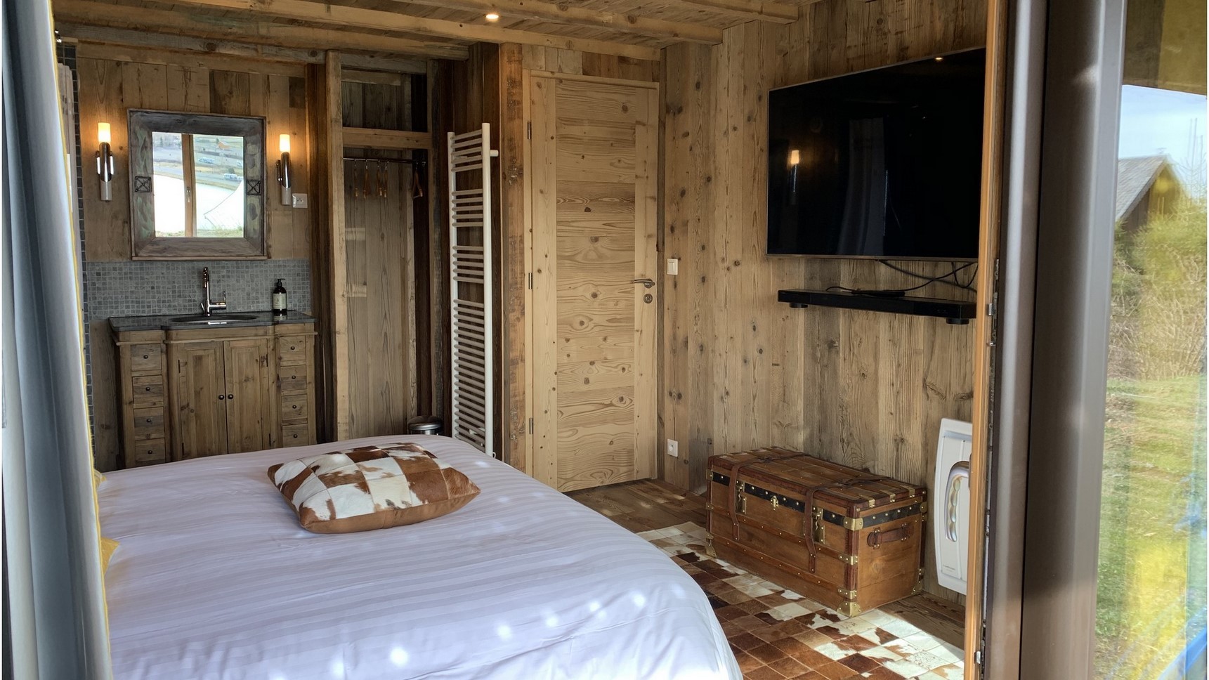 Suite parentale  lit king size 1 ou 2 personnes, Chevets, tete de lit et coussins