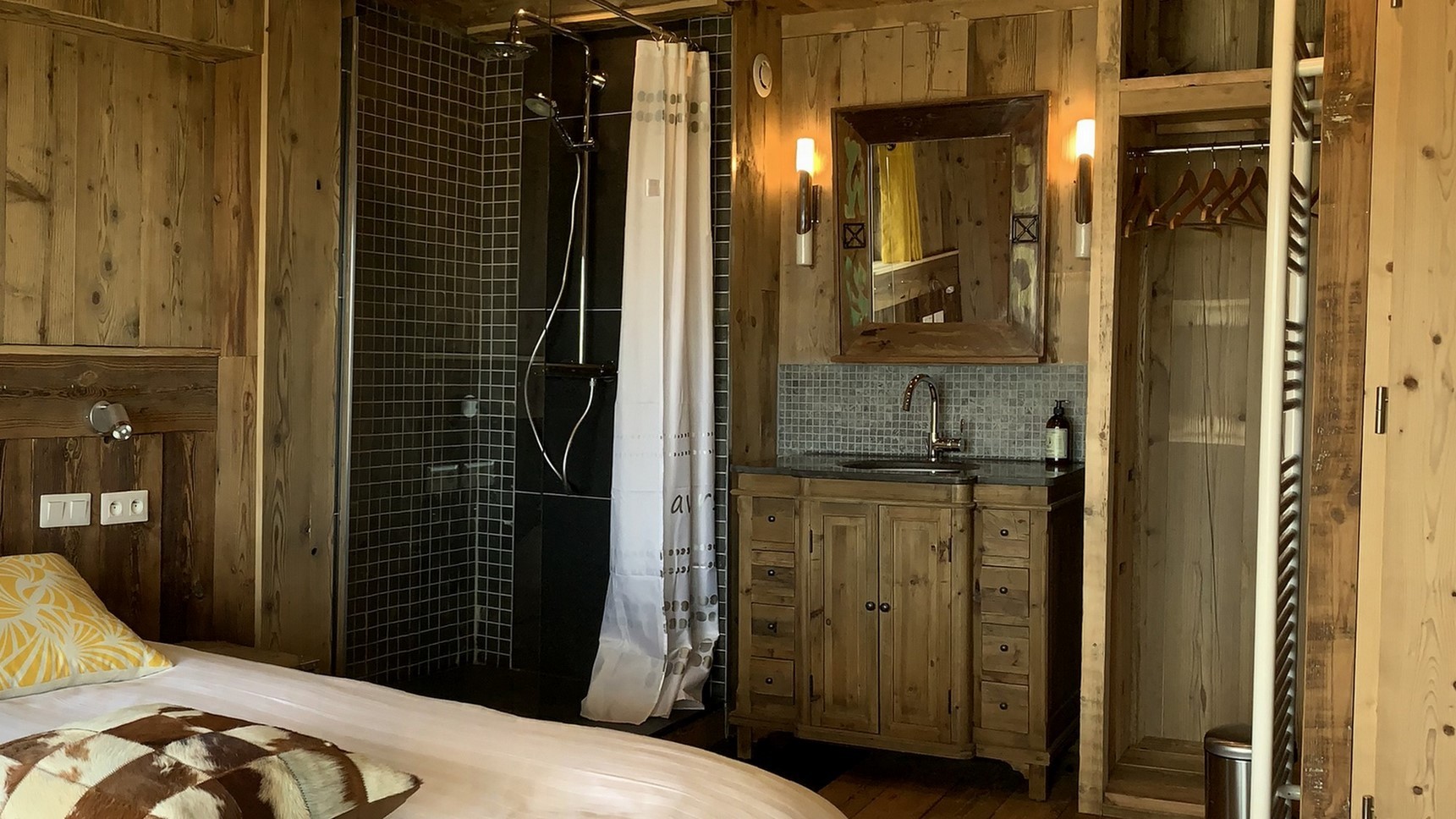 chambre La Cascade, Suite parentale  lit king size 1 ou 2 personnes, Douche 90x90, meuvle vieux bois
