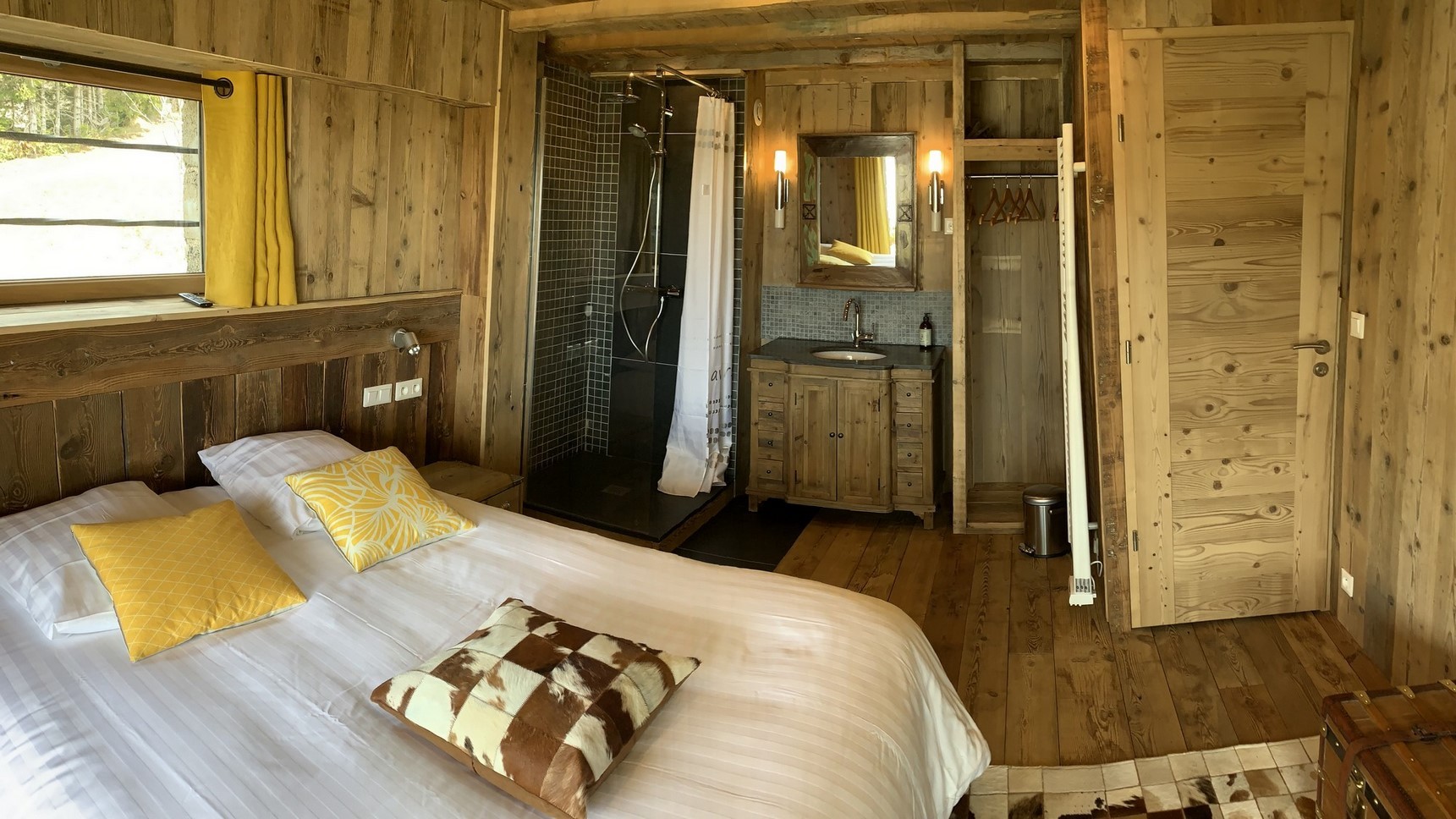 Suite parentale  lit king size 1 ou 2 personnes, Douche 90x90, meuble vieux bois