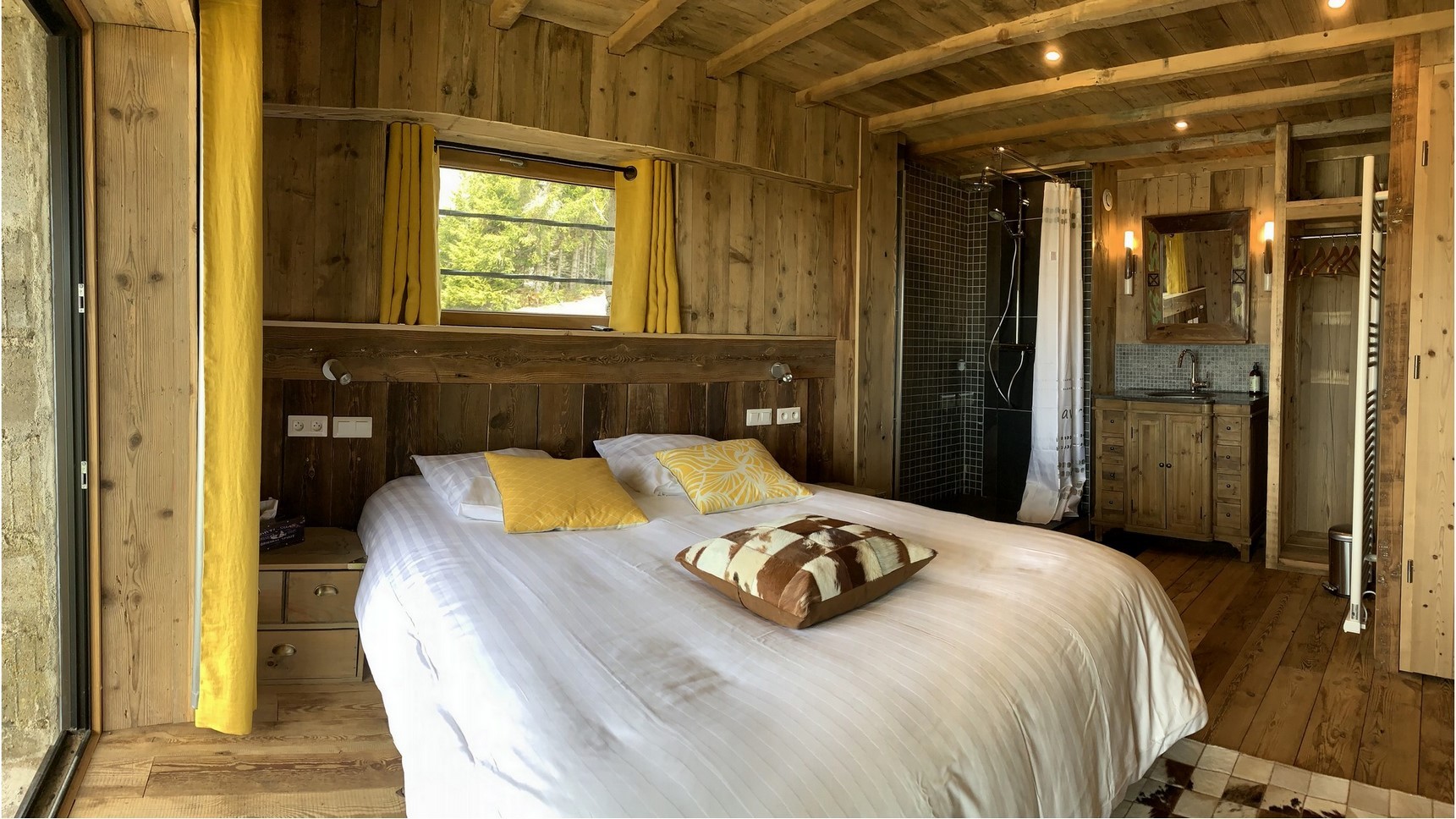Suite parentale  lit king size 1 ou 2 personnes, Douche 90x90, meuble vieux bois