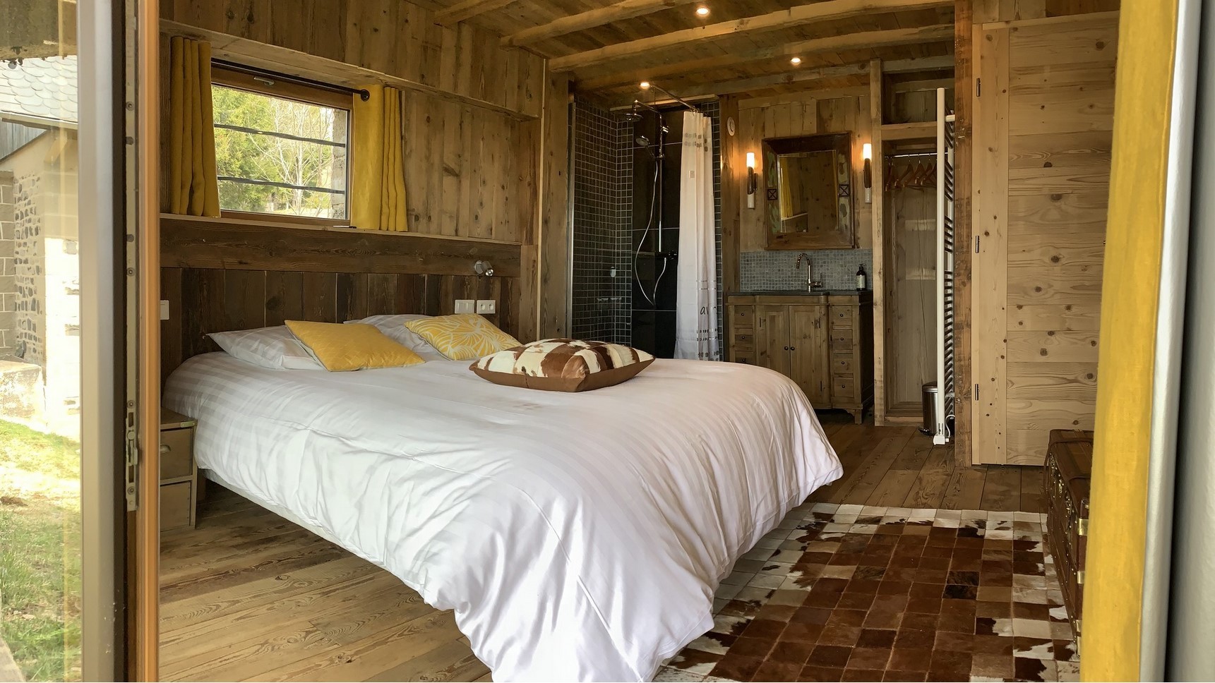 Suite parentale  lit king size 1 ou 2 personnes, Douche 90x90, meuble de charme