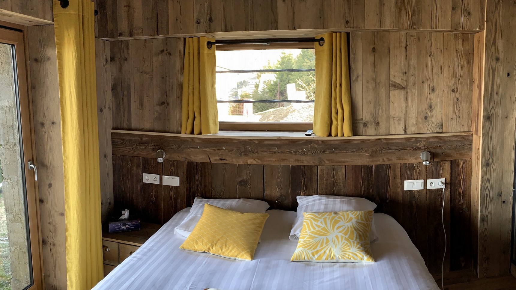 Suite parentale  lit king size 1 ou 2 personnes, magnifique vue tête de lit Vieux Bois
