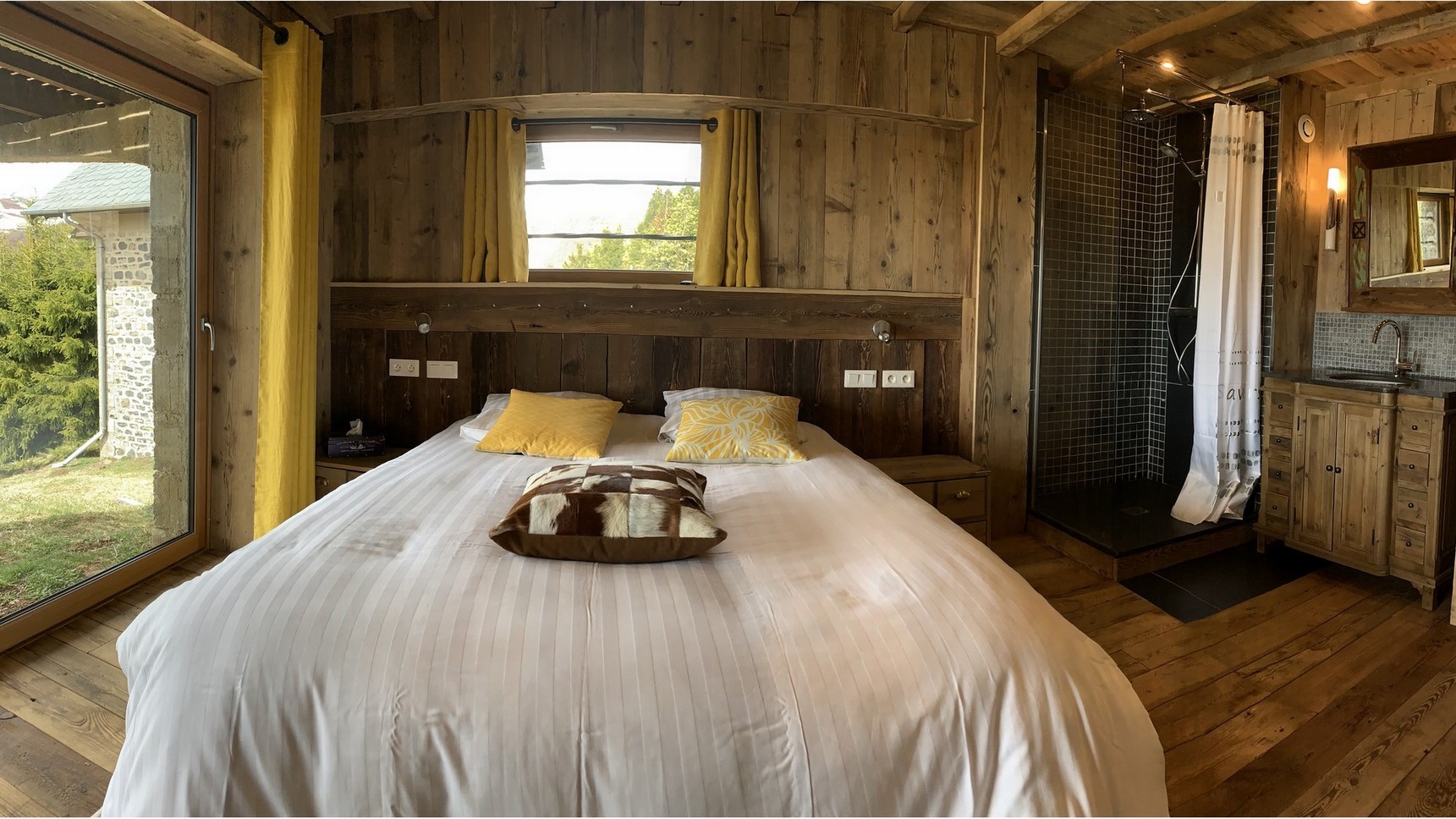 Suite parentale  lit king size 1 ou 2 personnes, magnifique tête de lit vieux bois et clous de tapissier