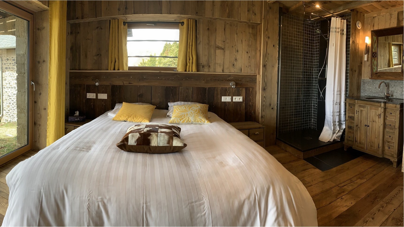 Suite parentale  lit king size 1 ou 2 personnes, magnifique tête de lit vieux bois